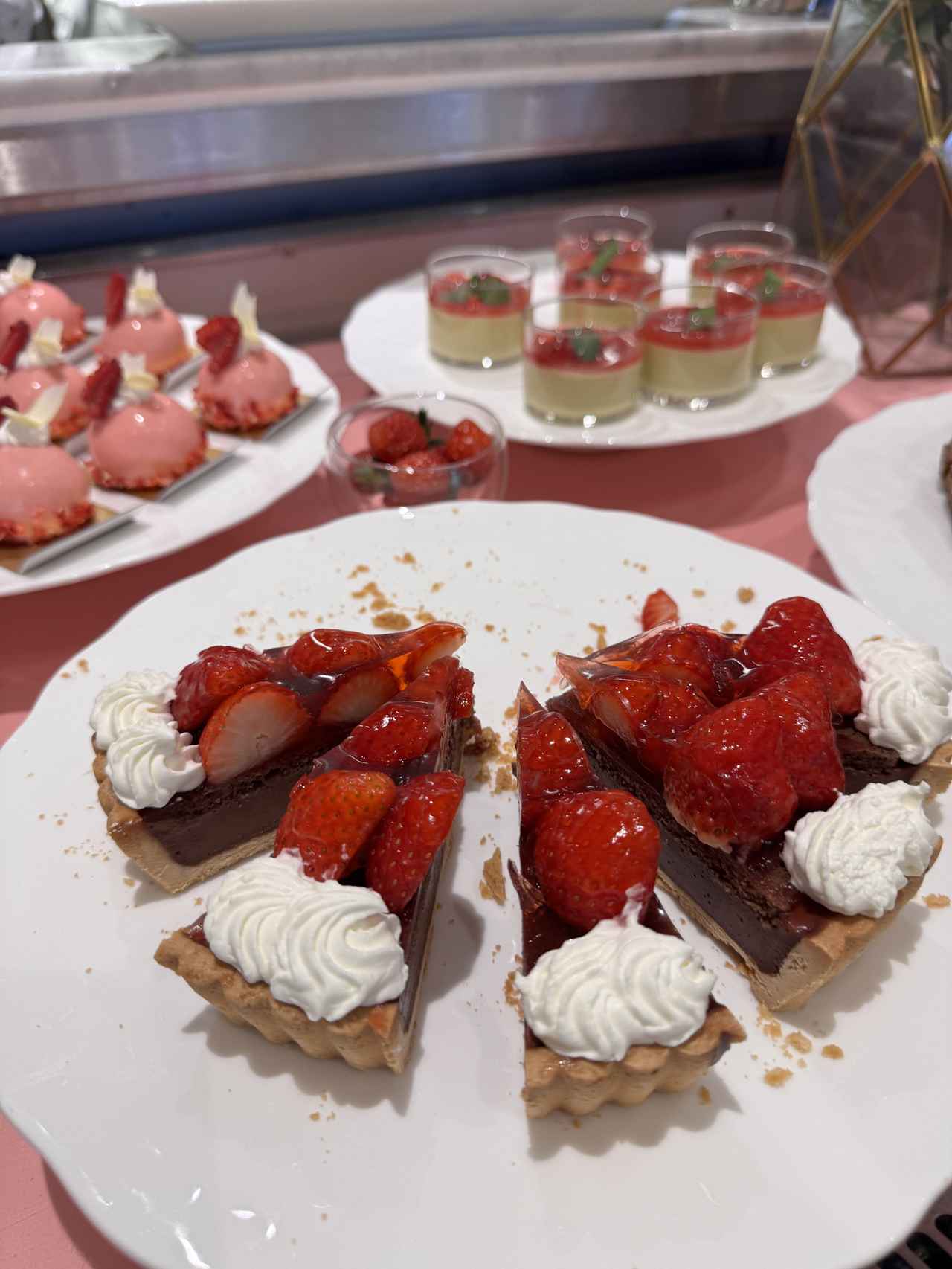 画像4: まるで春のガーデンパーティ♡五感でいちごを味わう「ストロベリースイーツブッフェ」開催【京王プラザホテル】