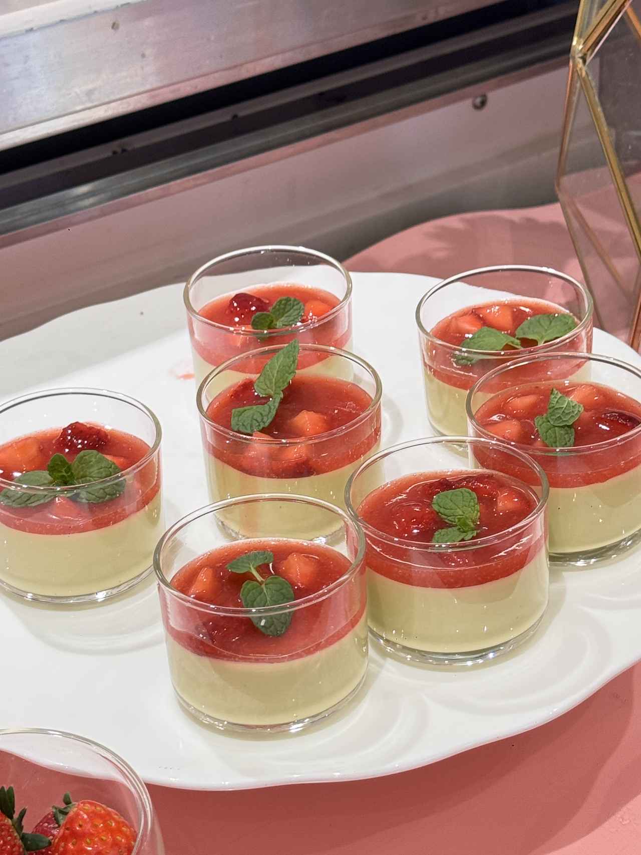 画像2: まるで春のガーデンパーティ♡五感でいちごを味わう「ストロベリースイーツブッフェ」開催【京王プラザホテル】