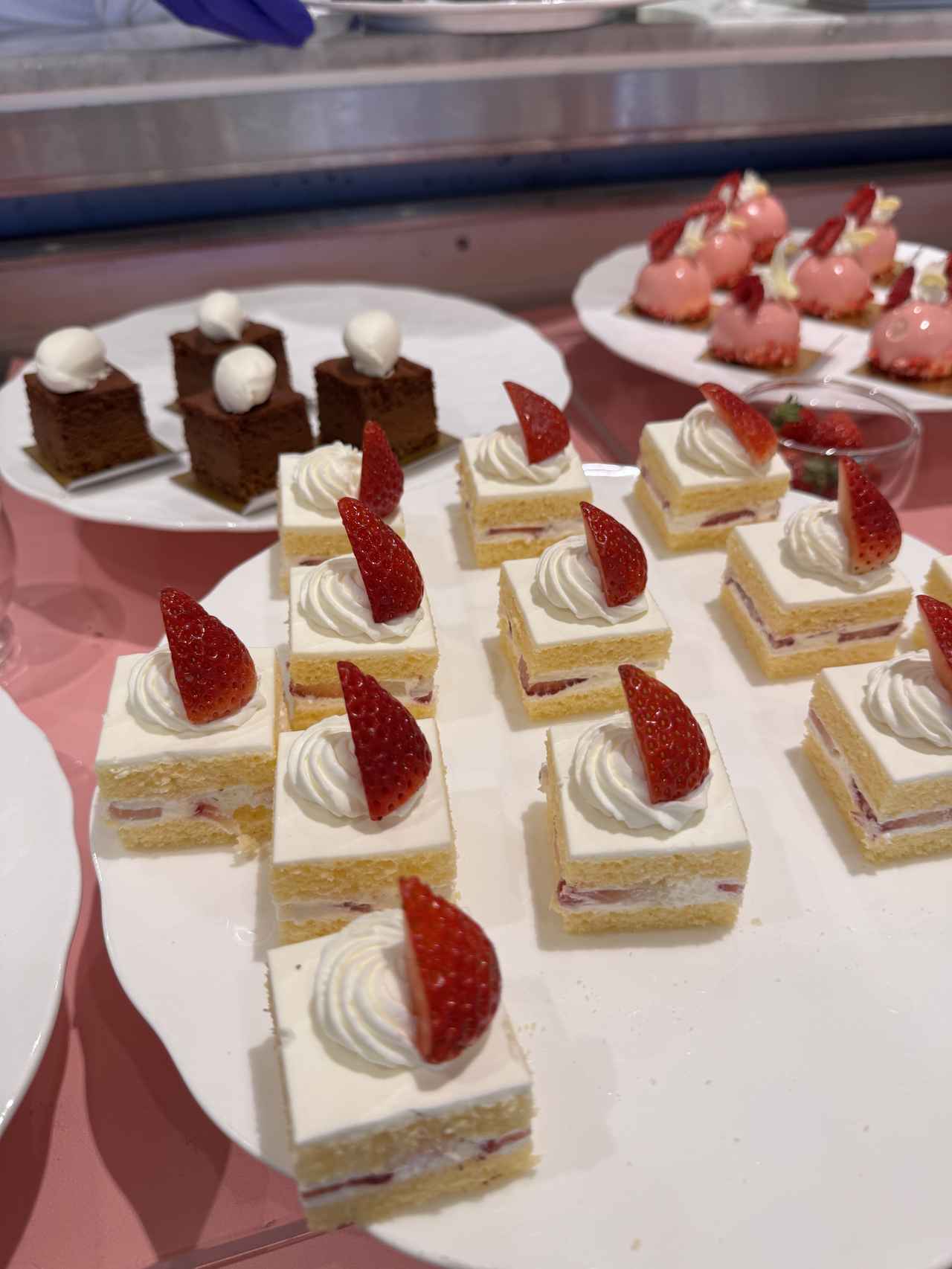 画像1: まるで春のガーデンパーティ♡五感でいちごを味わう「ストロベリースイーツブッフェ」開催【京王プラザホテル】