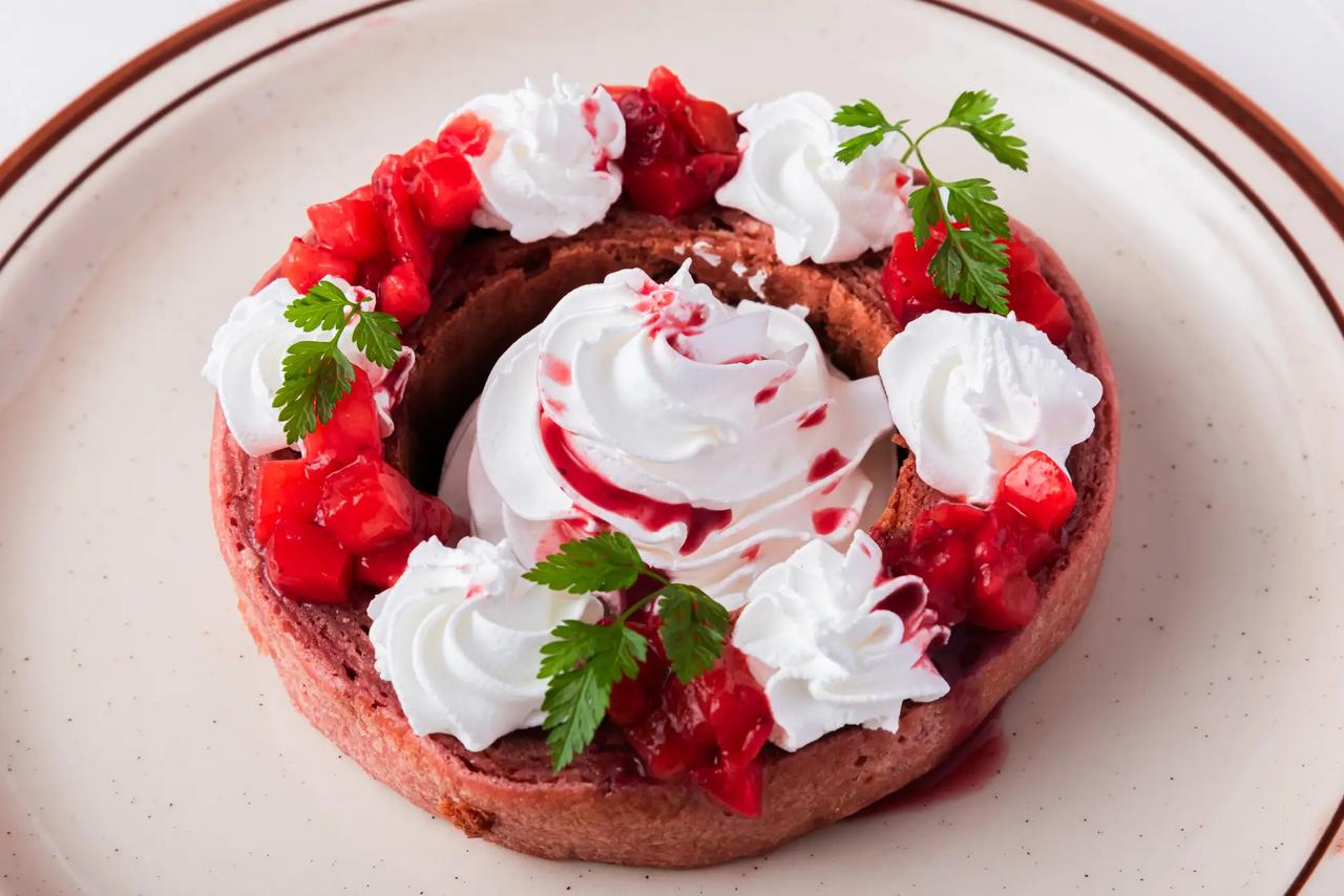 画像: 苺のバウムクーヘン ベリーソース