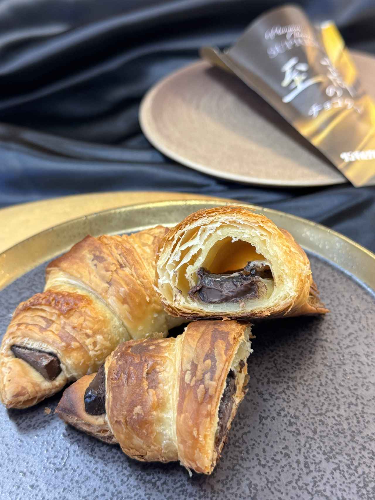 画像: 至高のチョコクロ 価格 :390円(税込)※プレミアムBOX(5個入)は1,750円(税込) 販売期間:2⽉3⽇(火)〜3⽉7⽇(土)