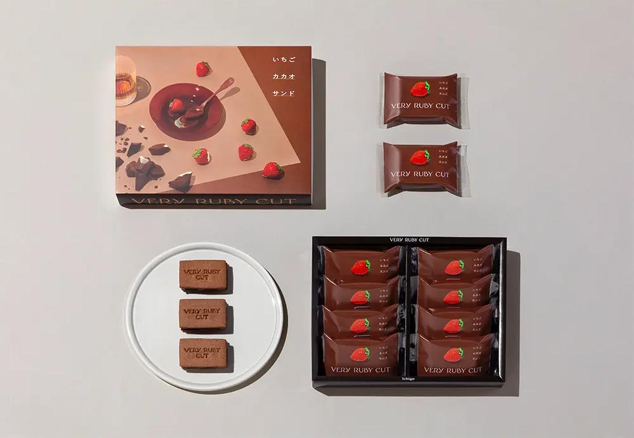 画像: いちごカカオサンド 【価　格】4個入 1,296円(本体価格1,200円)、8個入 2,538円(本体価格2,350円) 【取扱店】VERY RUBY CUT エキュート品川店 【発売日】2025年12月19日(金)～2026年2月28日(土)頃 ※期間中でも商品が無くなり次第終了となります ※表⽰の価格は参考⼩売価格です