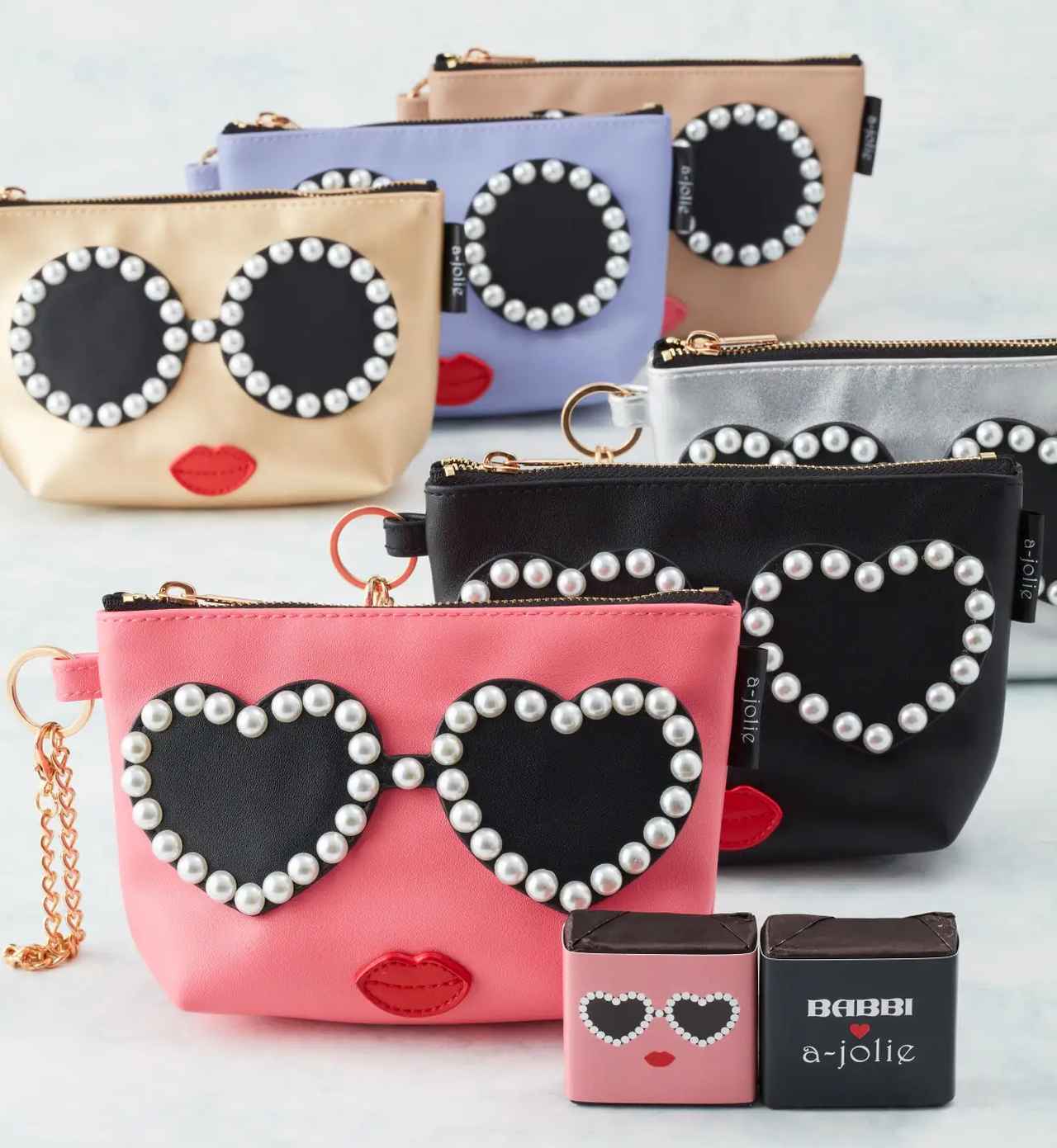 画像: BABBI×a-jolie（アジョリー） スペシャルギフト　全6種類 （シルバー/パープル/ピンク/ベージュ/ブラック/ゴールド） 内 容 量： チョコレートウエハース「ヴィエネッズィ」のバニラ味、ピスタチオ味　各1個 価格： 各3,300円（税込） サイズ：　10.5×16×5cm 発 売 日： 2026年1月17日（土）より順次販売 販 売 店： BABBI一部店舗・各催事場舗及びBABBIオンラインストア（http://babbi-store.com/）、 百貨店オンラインストア・他