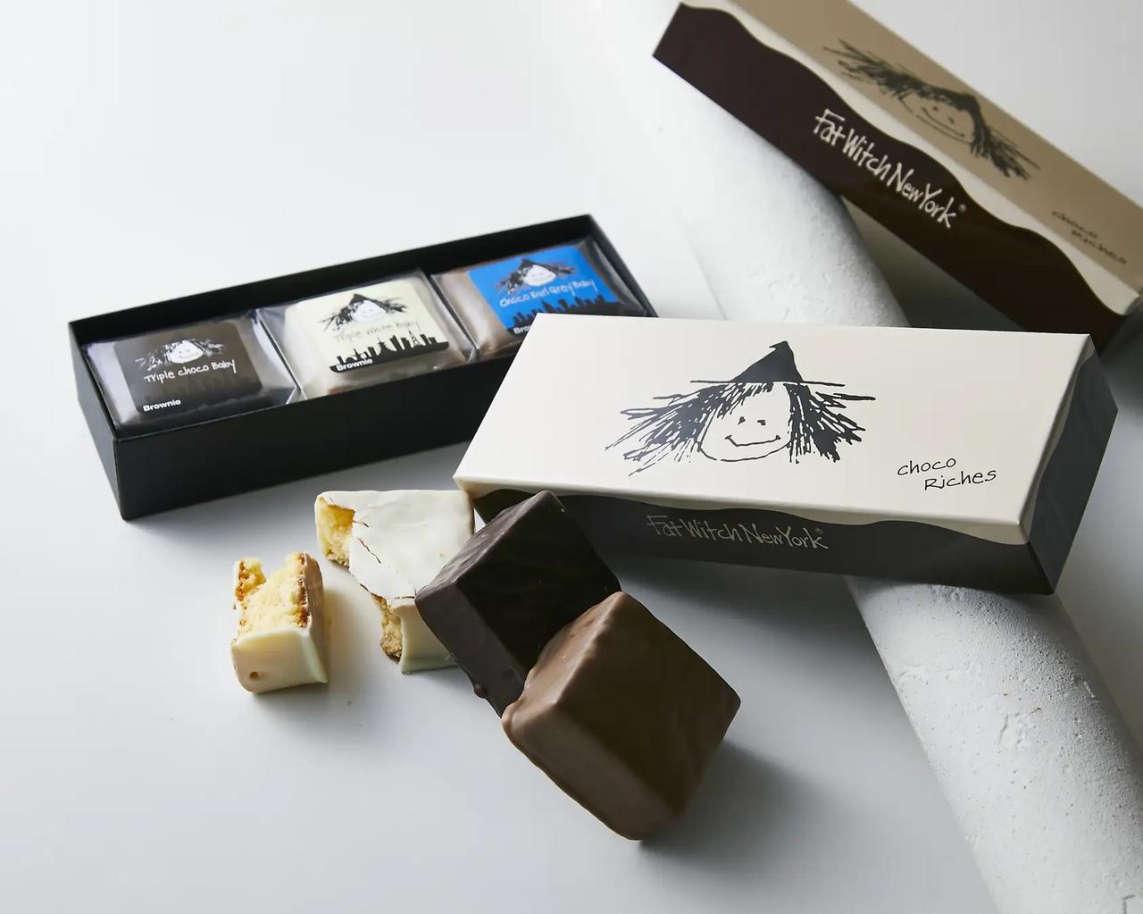 画像: チョコ リッチーズ [Choco Riches] 価格：1,998円（税込） 内容：トリプルチョコ、トリプルホワイト、チョコアールグレイ 各1個 人気の“チョコがけシリーズ”に「チョコアールグレイ」が仲間入りした冬季限定セットが登場。 アールグレイ茶葉をふんだんに練り込んだブラウニーを、紅茶のチョコレートでコーティングした贅沢仕様です。寒い冬にぴったりな、濃厚で香り高い3種のチョコがけブラウニーは、チョコレート好きの心を満たしてくれる味わい。とろけるようなリッチなデザインのパッケージが、冬のギフトシーンを華やかに彩ります。