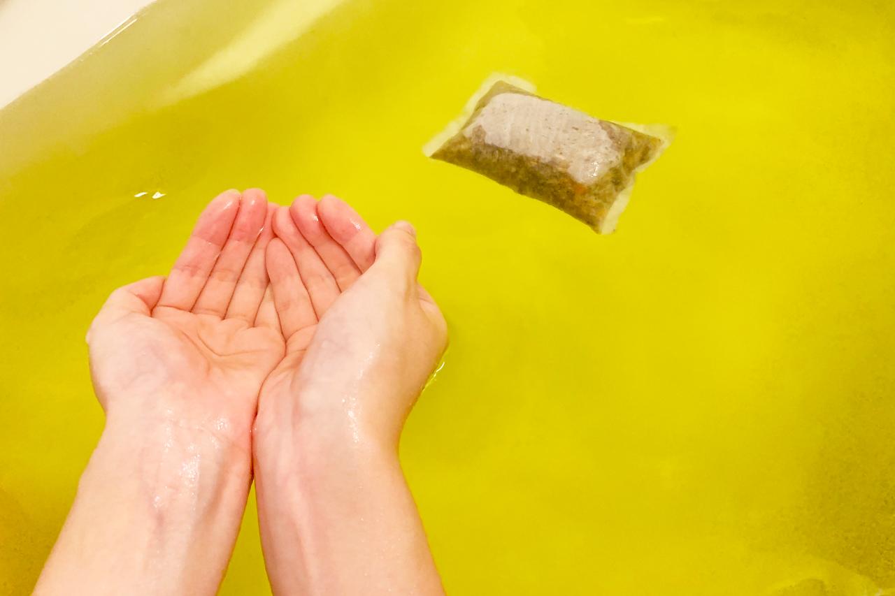 画像: 扱いやすいよう1包ずつ個包装されたティーバッグ式 日常使いや旅行先への持ち運びにも便利です。中には刻まれた生薬とハーブがたっぷり詰まっており、 湯船に1包入れるだけで自然由来の黄金色とやさしい香りが広がります。