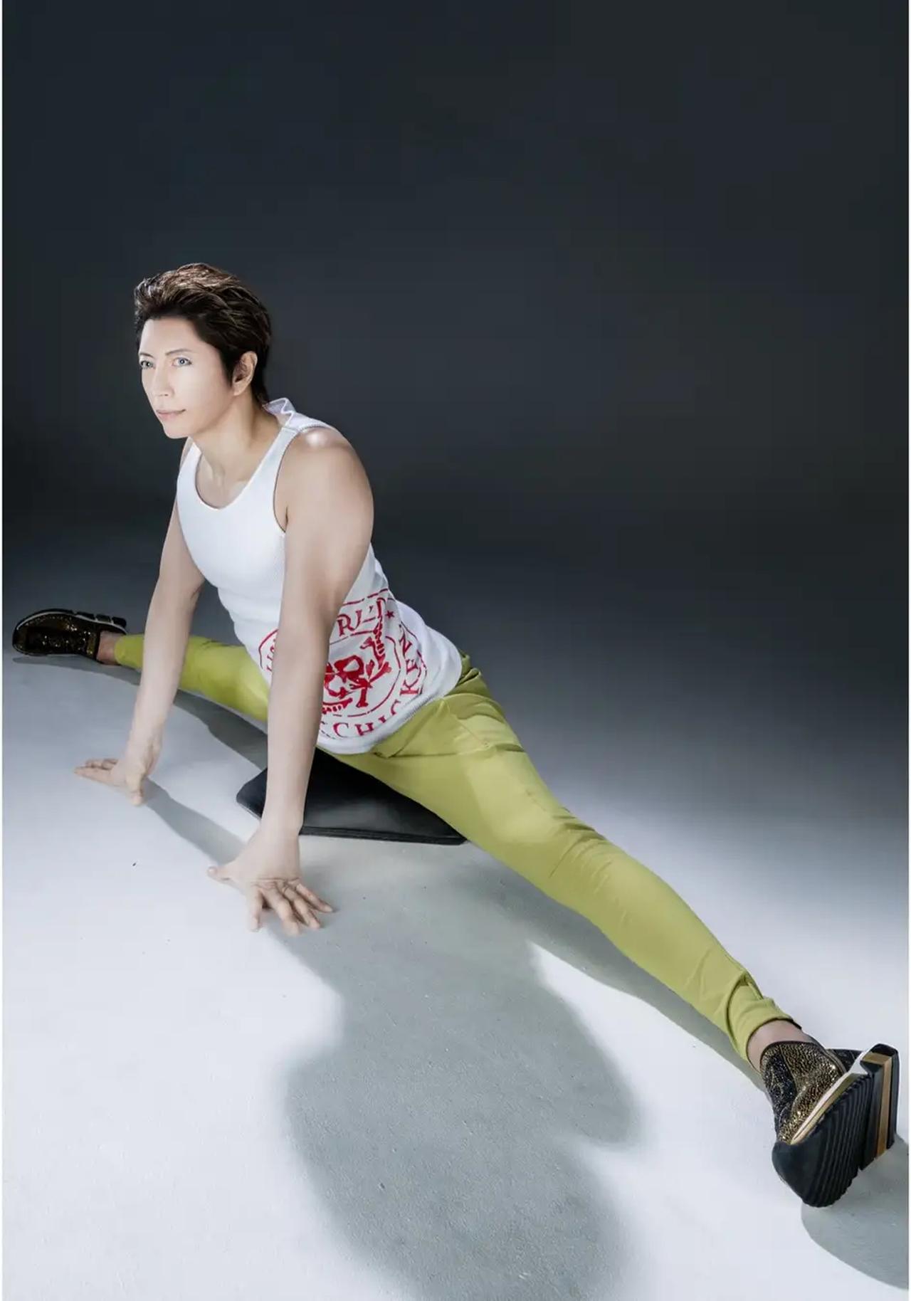 画像: 【GACKT氏コメント】 「股関節が柔らかくなることはただ足が開くようになるって話じゃない。可動域が広がれば姿勢が整い血流も良くなる。腰や膝への負担も減り動きはしなやかになり、疲れにくいカラダに変わっていく。しっかり続ければ毎日の動作が楽になり、気持ちも見た目も若くなる。何より大切なのは少しずつでも毎日“続ける”こと。さあ、頑張ろう！！」