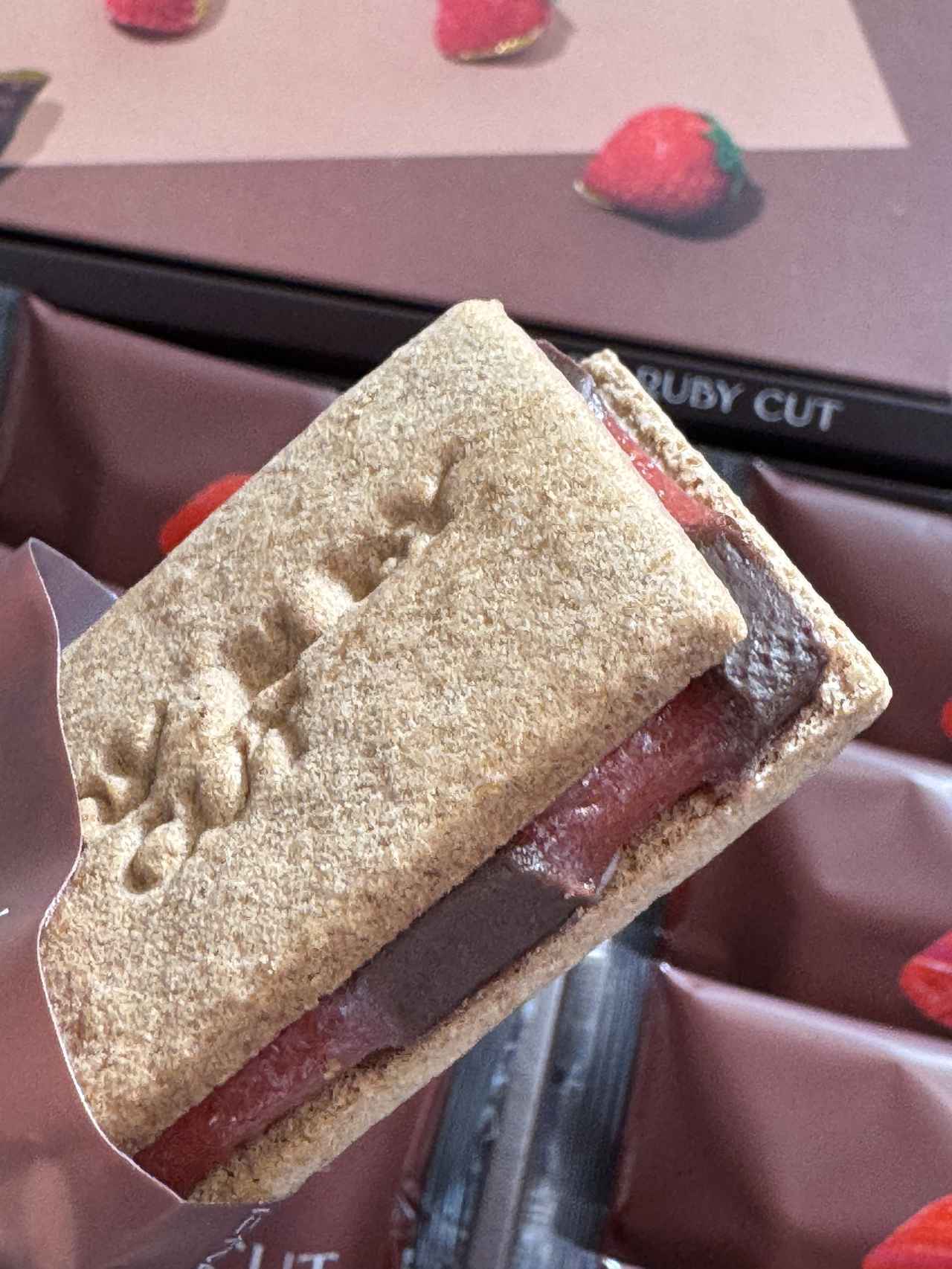 画像2: 冬限定♡真っ赤ないちご✖芳醇ショコラがとろけあう至福サンドが新登場【VERY RUBY CUT】