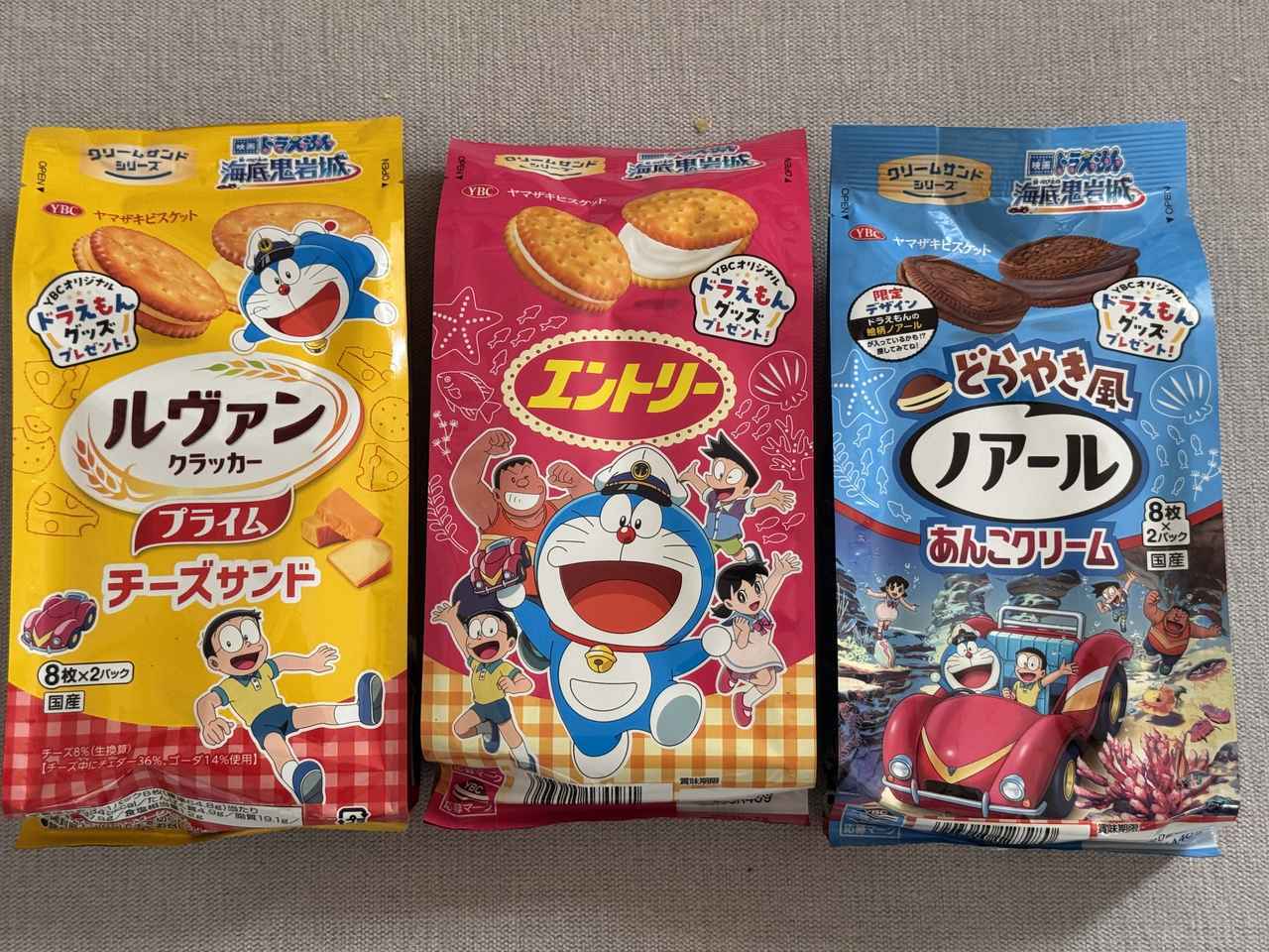 画像: 「どらやき風ノアール あんこクリーム」 発売日：2026年3月２日（月）※コンビニ先行３月９日（月） どらやきの皮をイメージしたビスケットで、あんこ風味のクリームをサンド。 内容量：16枚（8枚×2パック）