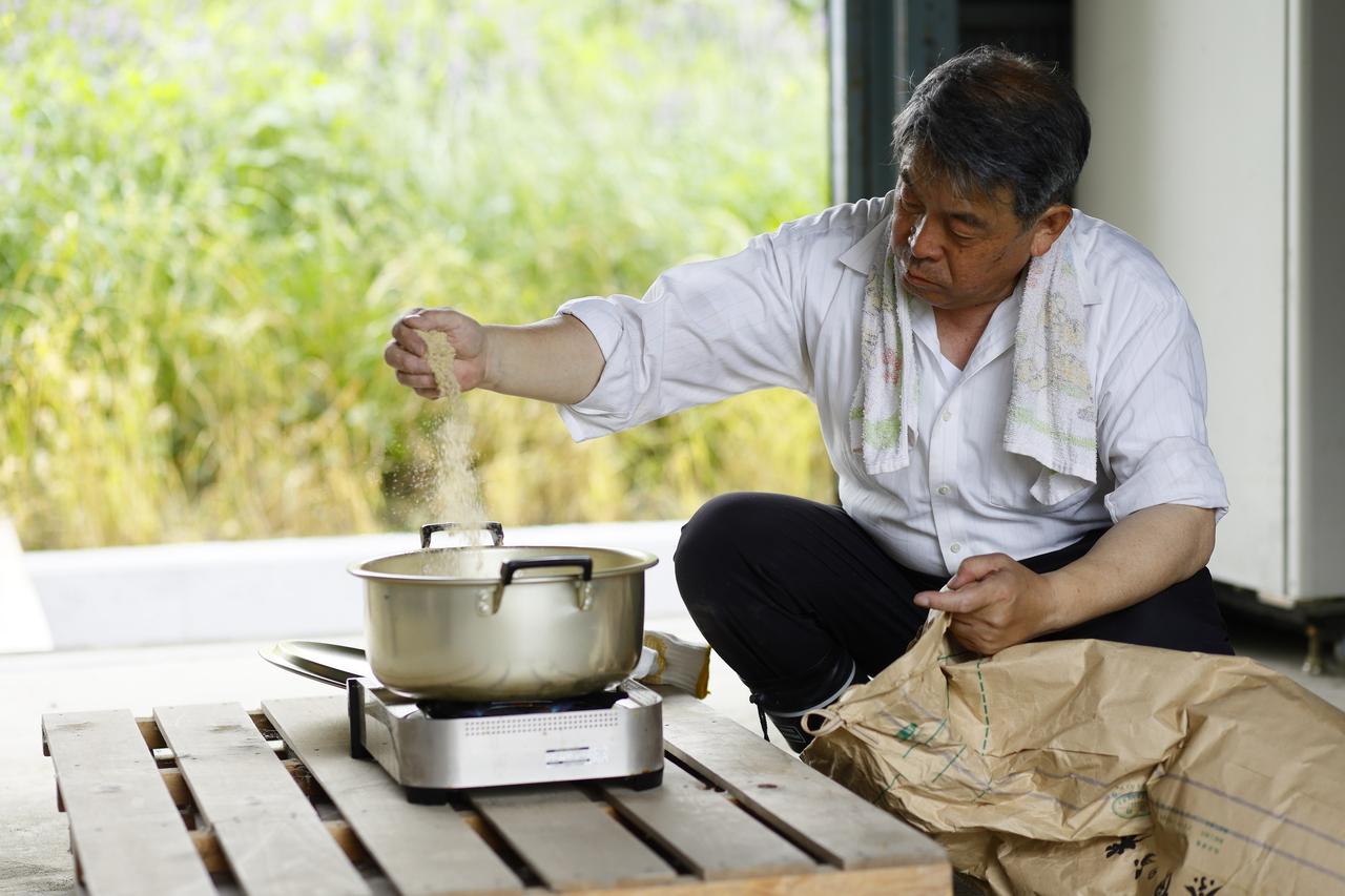 画像: 鍋で米ぬかと靴下を煮込むことから開発がスタート