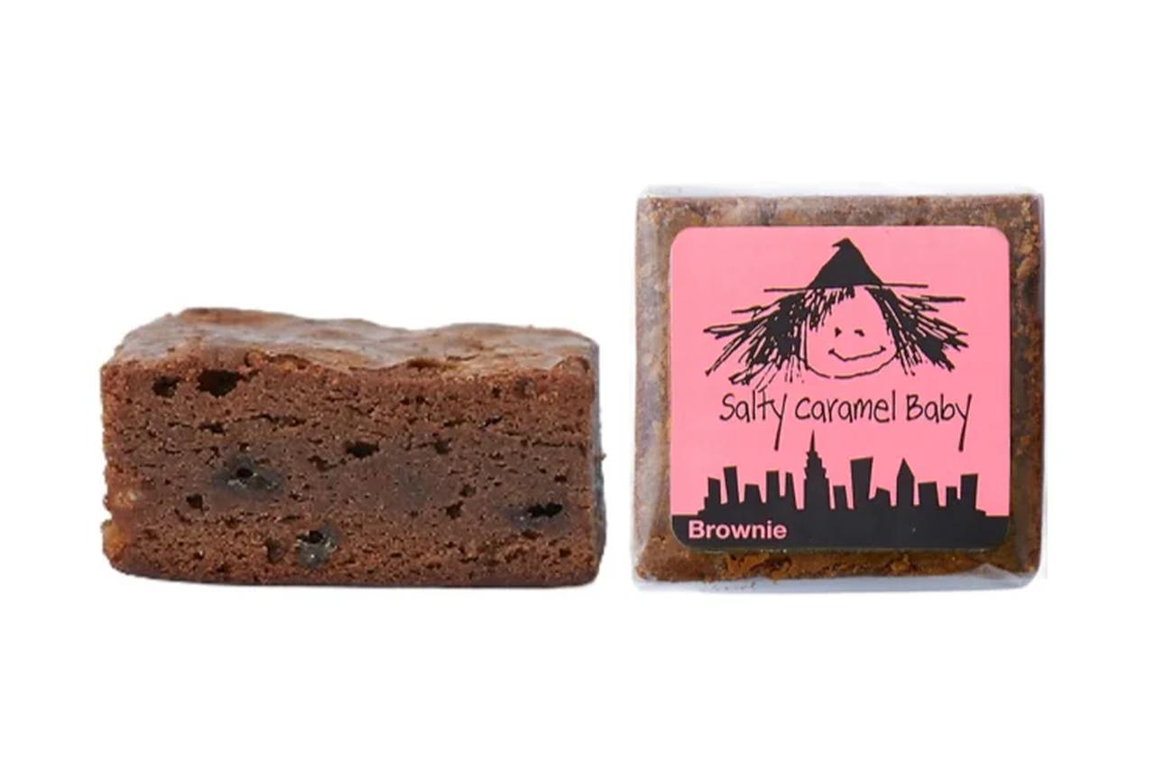 画像: ソルティキャラメルベイビー チョコレートとキャラメルの甘さを引き立てる、フランス産「ゲランド塩」をアクセントにきかせたブラウニー。甘さと塩味が心地よく、甘じょっぱい魅力が広がります。中にはとろけるキャラメルを忍ばせ、口に運ぶたびに贅沢な余韻をご堪能いただけます。
