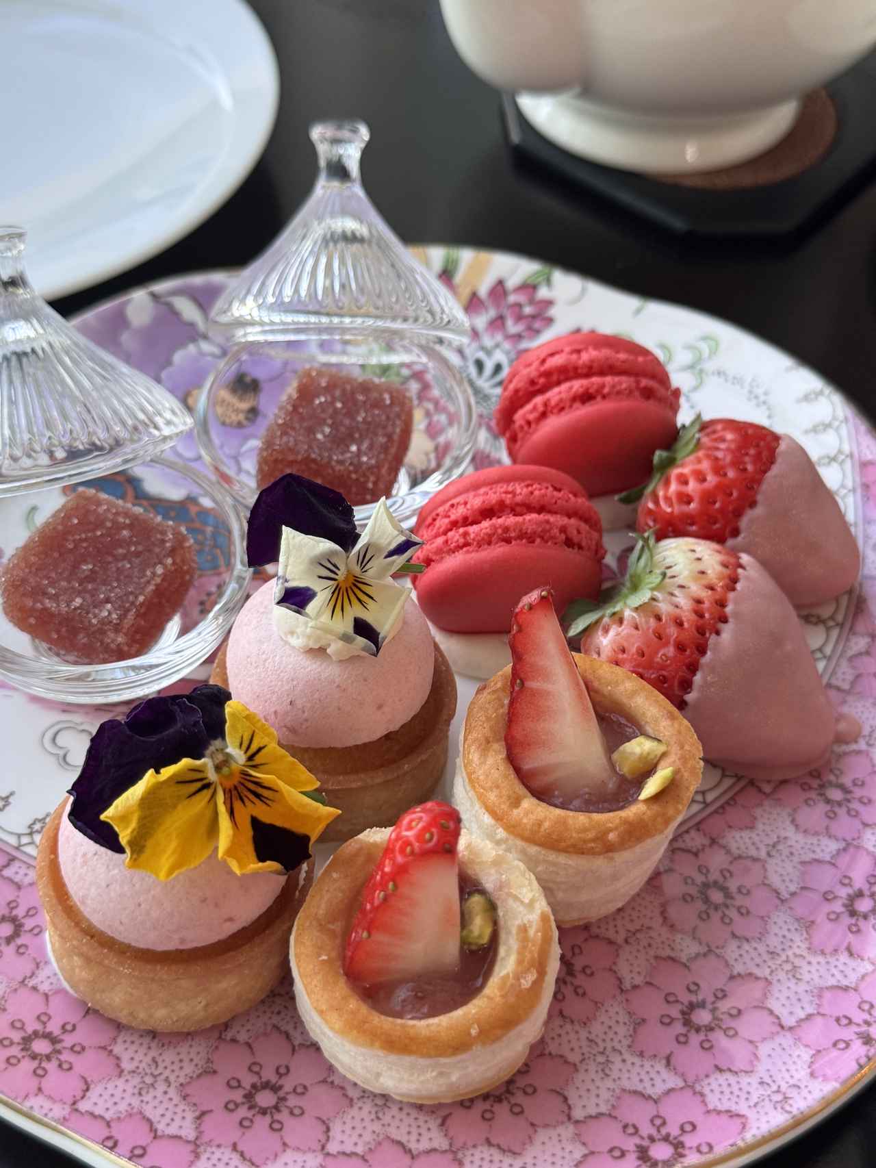 画像: ストロベリーミニフィーユ ストロベリームースタルト ストロベリーマカロン ストロベリーチョコレートディップ ストロベリーパートドフリュイ