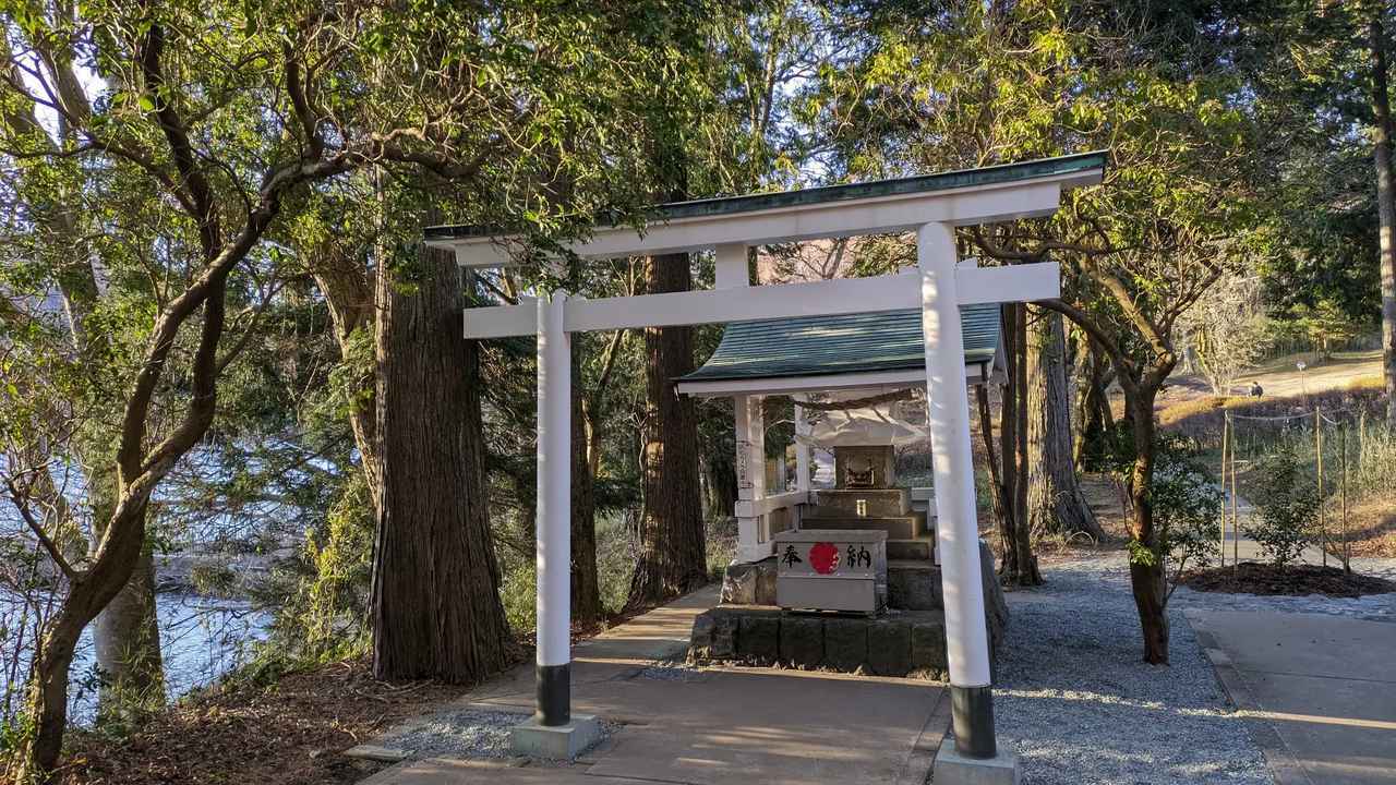 画像: 白龍神社 箱根九頭龍の森に鎮座しており、珍しい白い鳥居とお社殿が目印です。少し変わった参拝方法も白龍神社の魅力の1つ。そのご利益は「勝負運」「家庭運上昇」「縁結び」「金運」「家内安全」「家運」「商売繁盛」などと信仰されています。