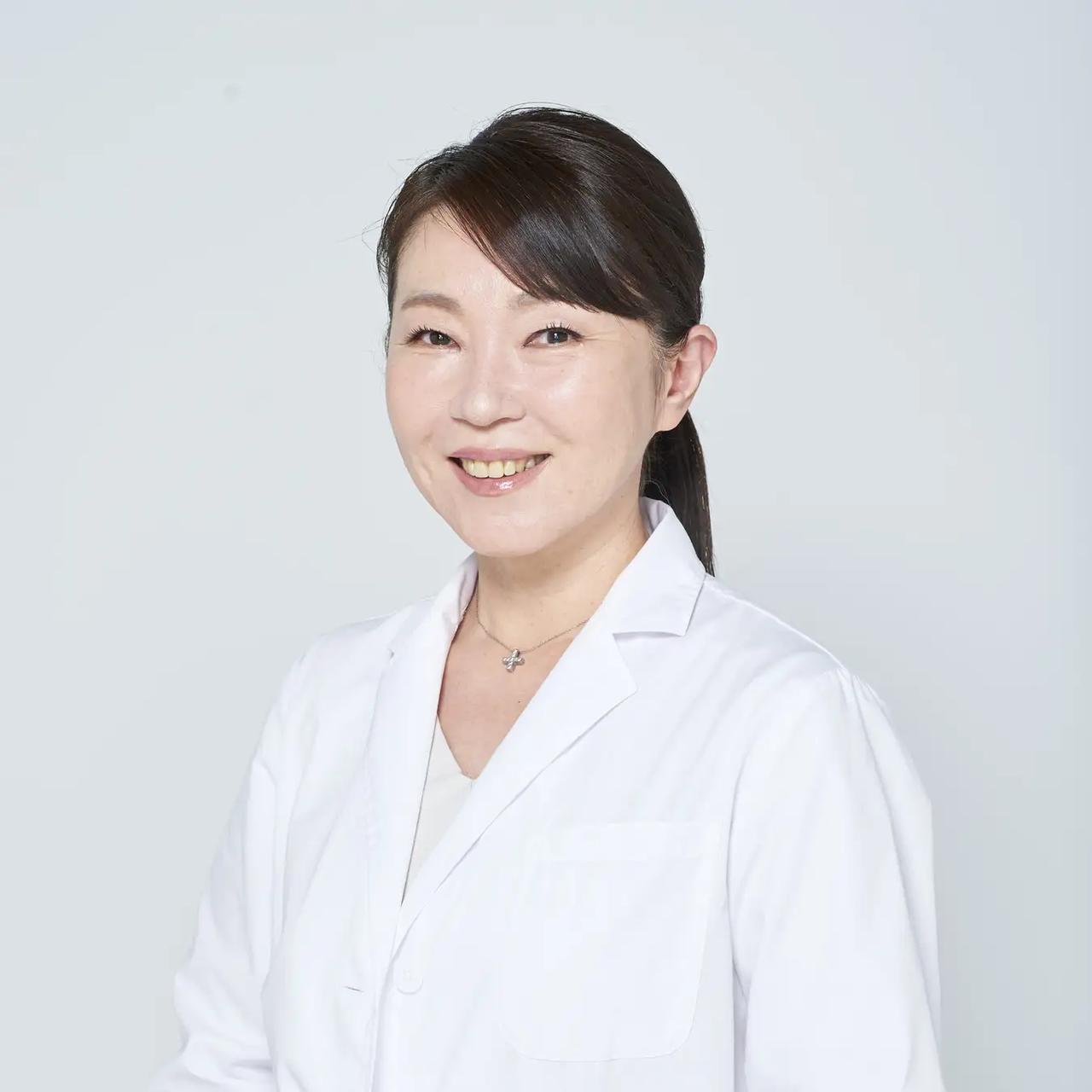 画像: KAOYOMIサロン主宰。鍼灸師、顔ツボセルフケア研究家。美容ジャーナリストとしてスキンケアの開発やコンサル事業・講演活動をする傍ら、顔の反射区・ツボ療法やフェイシャルリフレクソロジーを研究。2019年からは鍼灸を学び、独自のメソッドを立ち上げる。『美肌をつくる顔のツボ・反射区ケア 綿棒で1分押し!フェイスマッピング』(学研)が好評で、多方面でフェイスマッピングの普及活動をおこなっている。