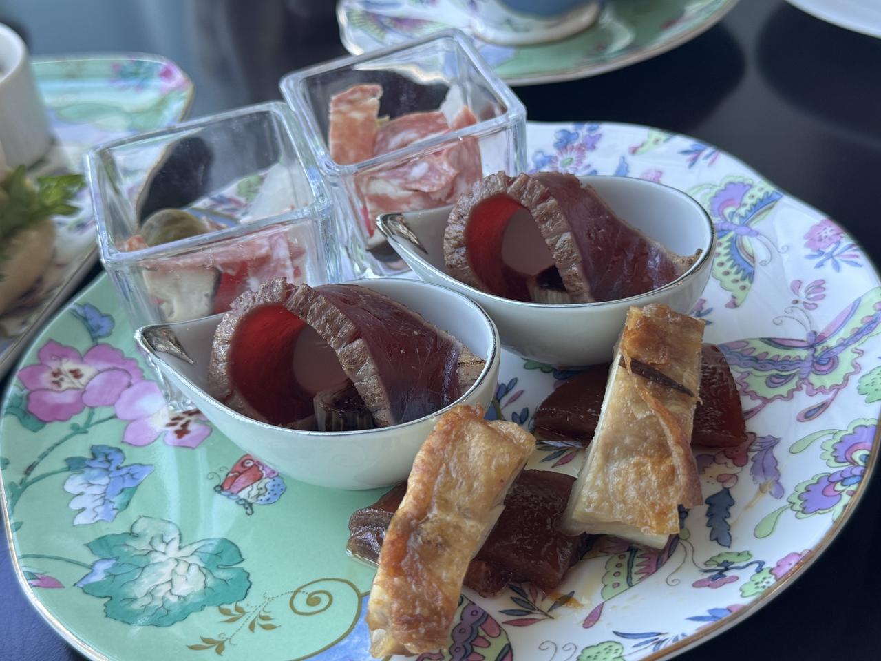 画像: チキンコンフィ オレンジガストニックコンポート添え 千住ネギと鮪のたたき ジンジャーバルサミコのソース サラミと冬野菜の根菜マリネ