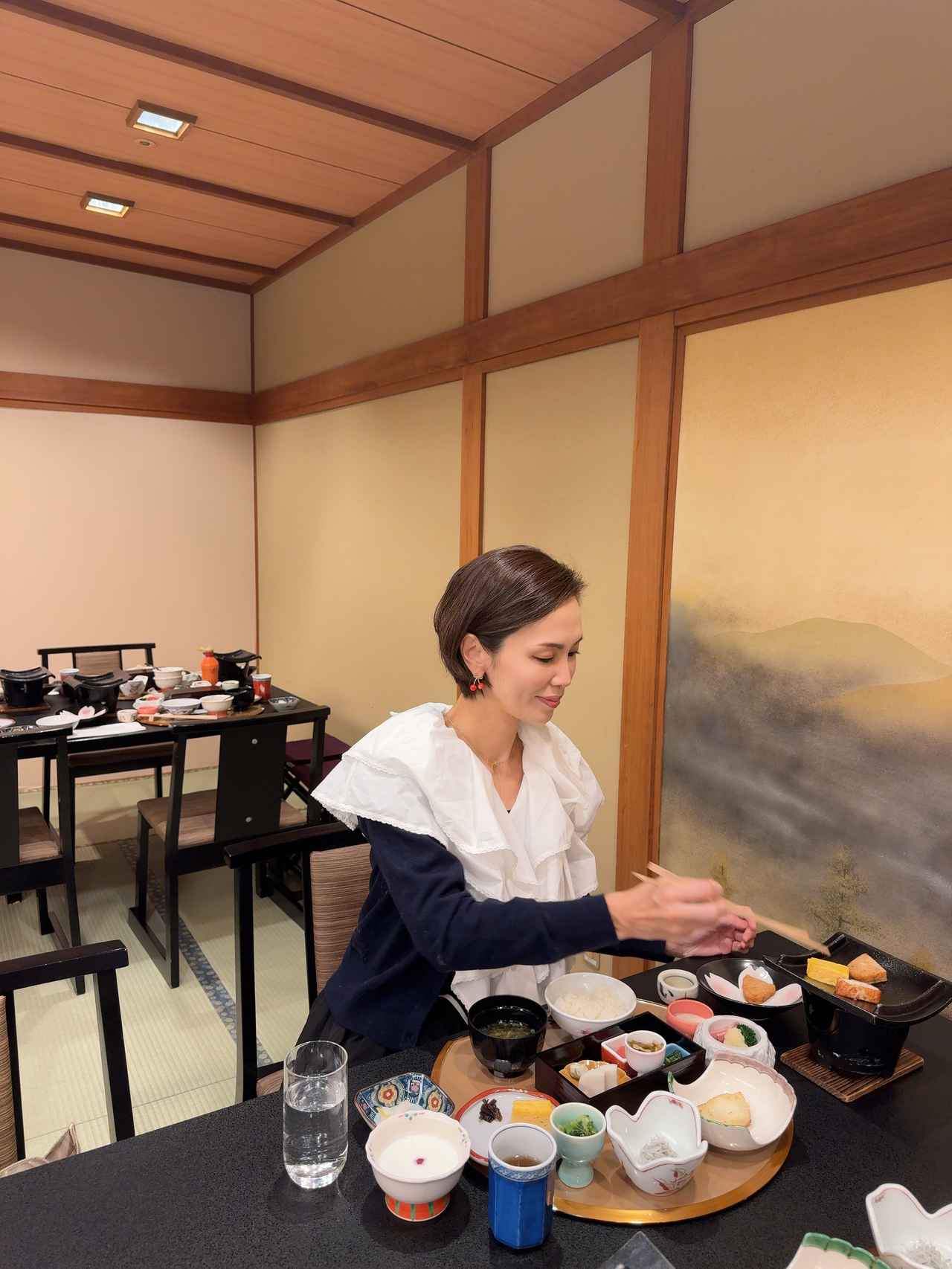 画像: 雨をしのぎ、家を守る役割がある瓦。瓦鉄板焼きで小田原老舗「籠清」の薩摩揚げを焼いていただきます。