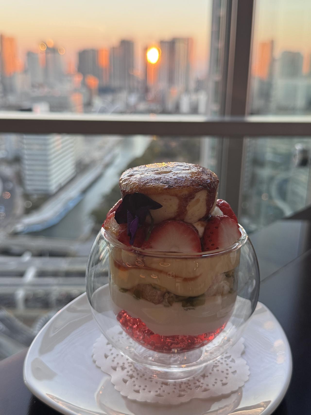 画像: 冬空に映える、ストロベリー✖シブーストの贅沢パフェ