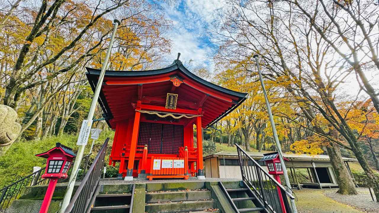 画像: 九頭龍神社（本宮） 九頭龍神社は、芦ノ湖に棲んだ九頭の毒龍伝説に由来し、龍神を祀る箱根神社の境外社です。金運・開運・商売繁盛・縁結びのご利益があり、とくに縁結びの神様として人気。箱根神社と併せて参拝するとさらに御神徳を授かれるといわれています。 毎月13日の月次祭には多くのお客さまがご参拝されます。
