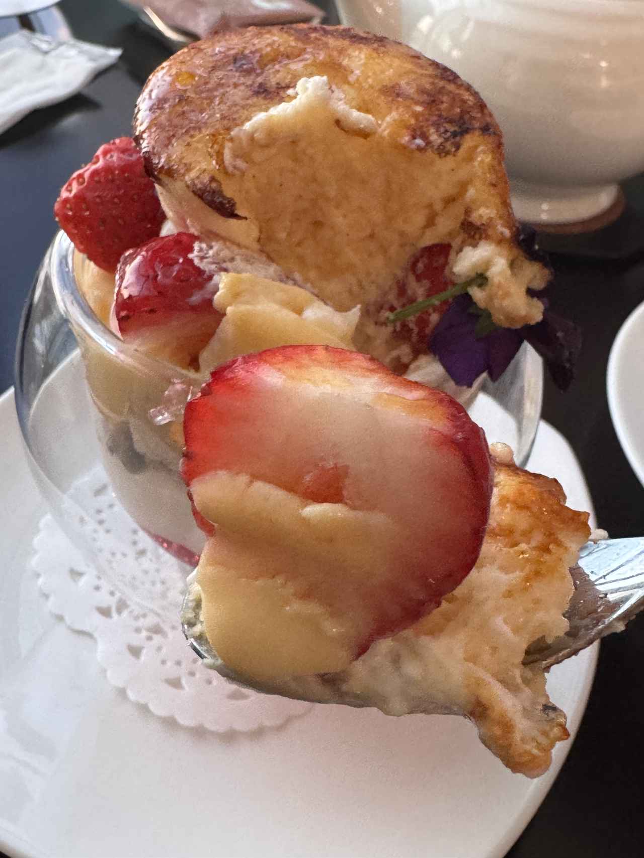 画像1: ふわふわパフェが主役♡シブースト&ストロベリー【ザ ロイヤルパークホテル アイコニック 東京汐留】