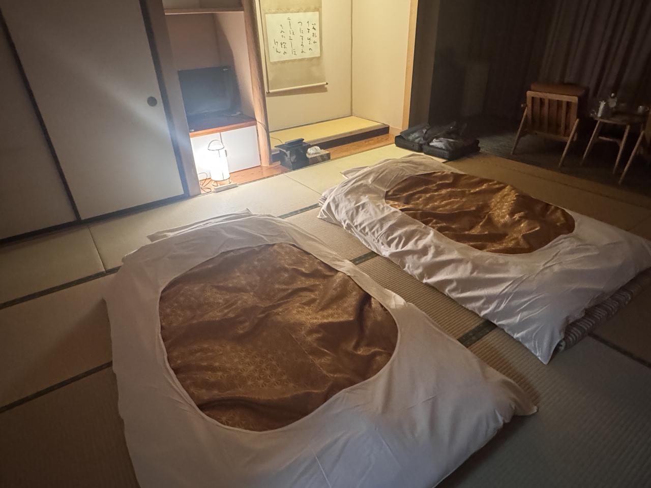画像: 夕食後部屋に戻ると、布団がセットされていて旅館の良さを体感