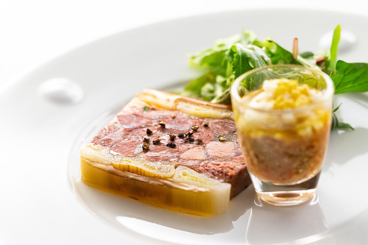 画像: 鳥取和牛オレイン５５のスネ肉、和牛頬肉とタン・田中農場の白ねぎのテリーヌ 　ソース・グリビッシュ