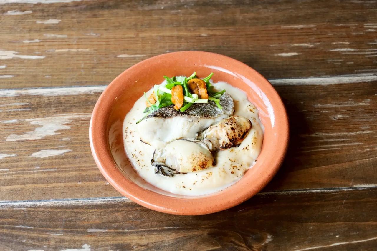 画像: あばら大根 西葛西店　ほか 【メニュー名】三陸の恵み　海グラタン 【値段】￥1,078（税込） 【使用食材】三陸産肉厚わかめ、冷凍1粒むき身牡蠣（IQF）M、冷凍真タラフィーレ