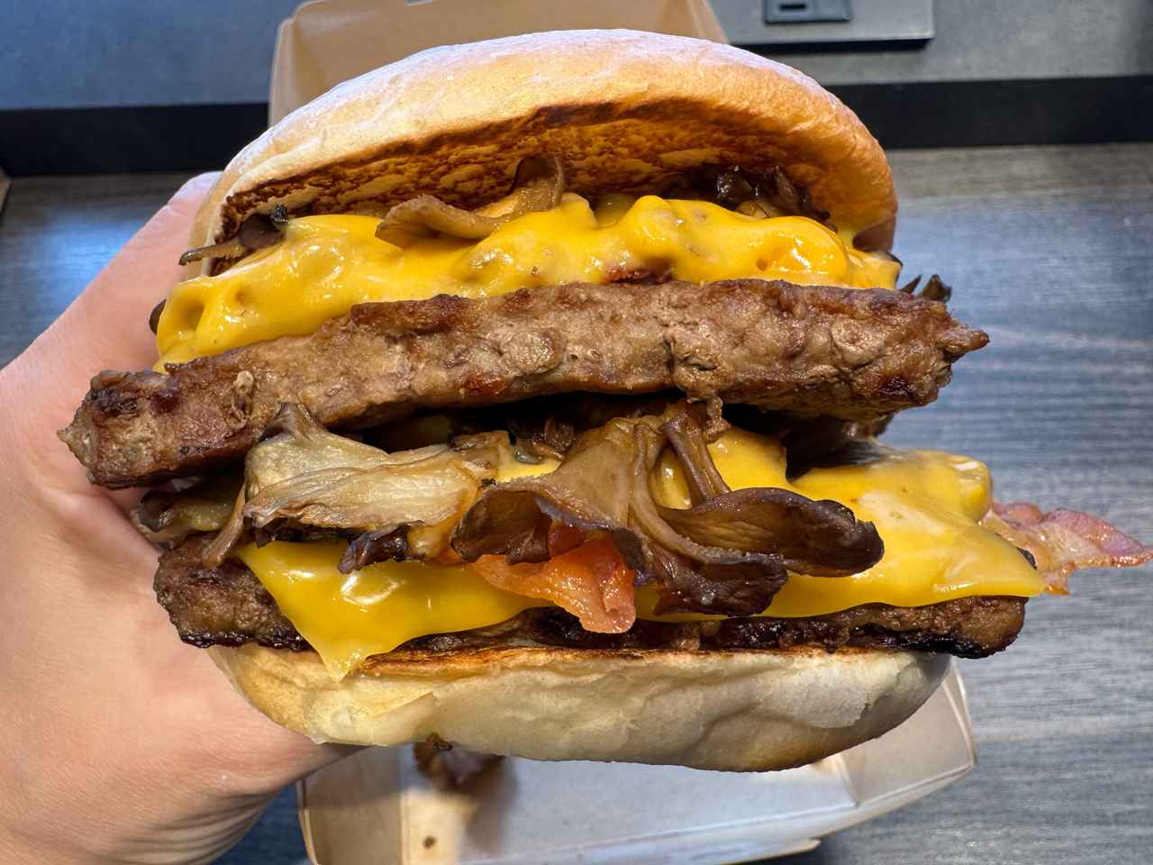 画像: とろ～り溢れ出る至福の「マッシュルームメルト」ソース