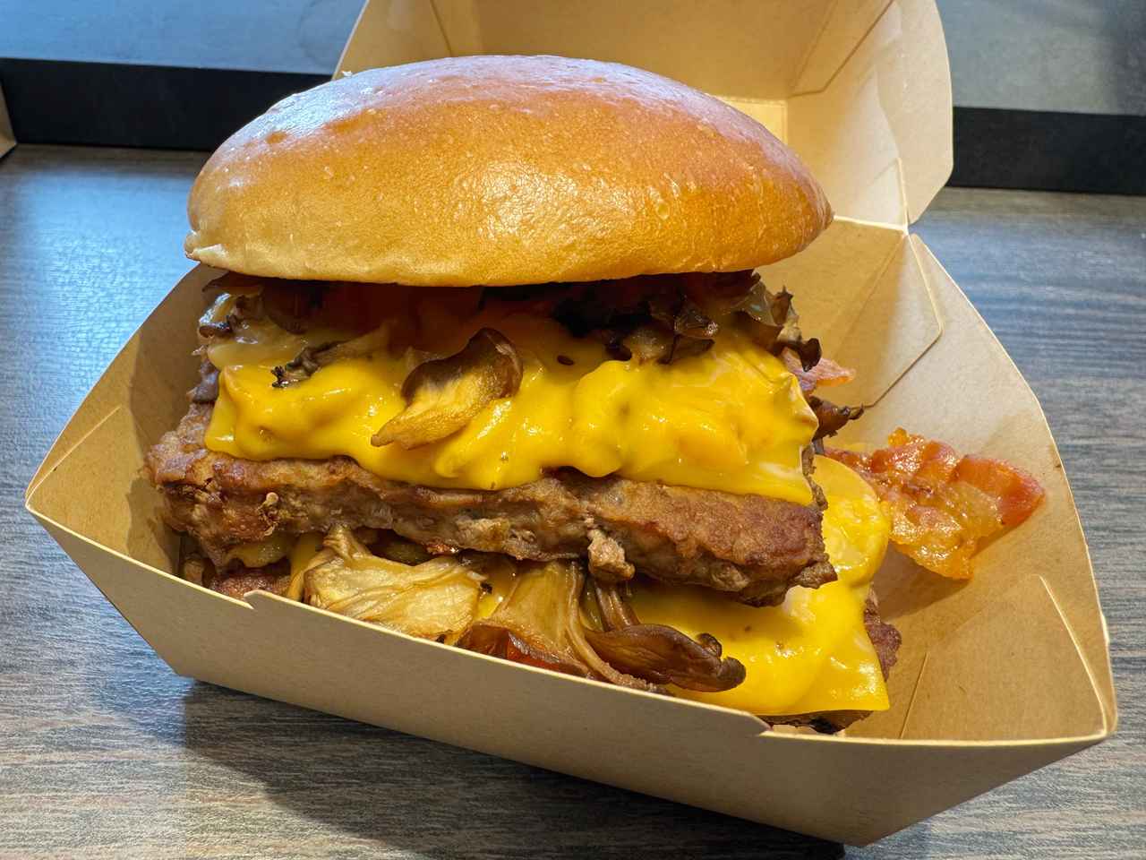 画像: 背徳感の極み！「“リッチ”マッシュルームメルトベーコネーターダブル」を実食