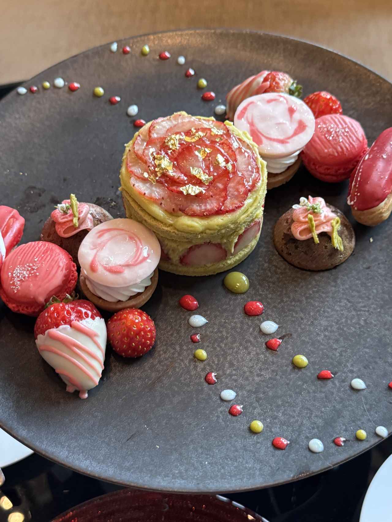 画像: スイーツプレート ・ピスタチオフレジェ ・ストロベリーレアチーズタルト ・バラブリス ・ストロベリーエクレア ・ストロベリーマカロン ・フレッシュストロベリー