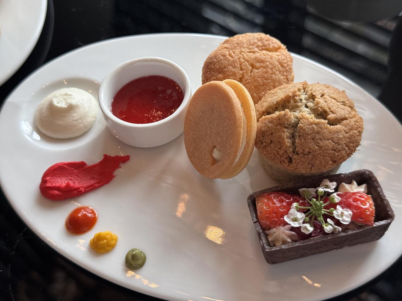 画像: セイボリー&スコーンプレート ・ハーブクリームのサブレサンド ・ビーツタルト ・パルメザンスコーン ・ストロベリー紅茶スコーン