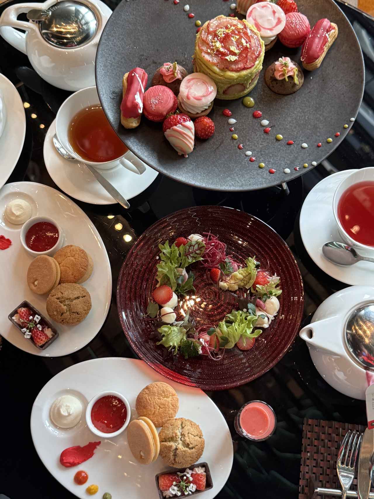 画像1: パレットで描くアートさながら!ストロベリースイーツの世界