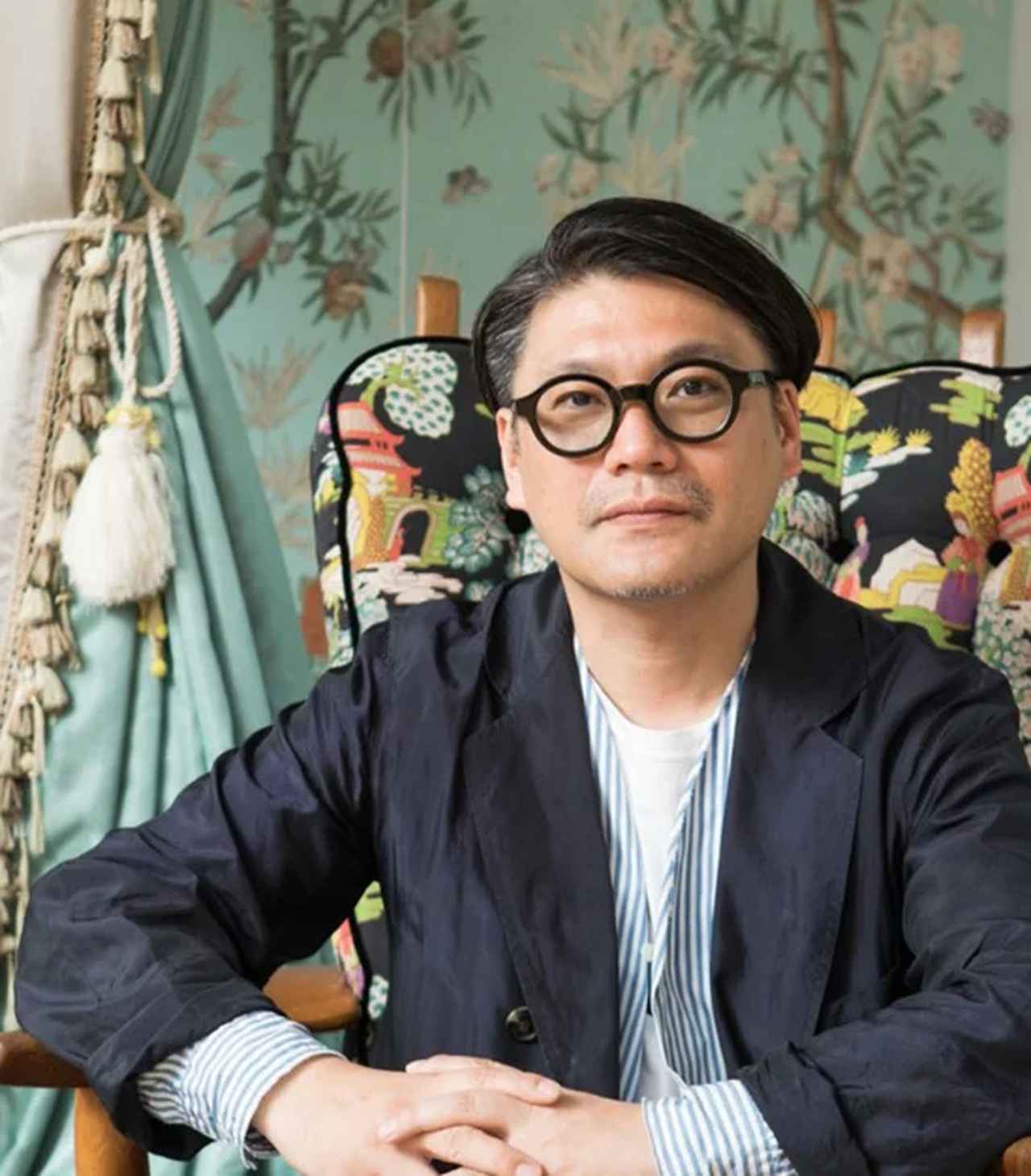 画像: 丸山敬太さん ファッションデザイナー。 1965 年東京・原宿生まれ。 1994-95A/W東京コレクションにて、「KEITAMARUYAMA TOKYO PARIS」としてデビュー。1997年にはパリコレクションでレディースコレクションを発表するなど、国内外で多岐にわたる創作活動を展開。 2012年、日本航空（JALグループ）客室乗務員・地上接客部門の制服デザインを手掛け、2024年にブランドデビュー30周年を迎えた。 近年は、自身のブランド活動だけに留まらず、ファストファッションから制服やブランドプロデュースに加え、ファッションの枠を超えて、“食”や“住”への活動の場を積極的に広げている。