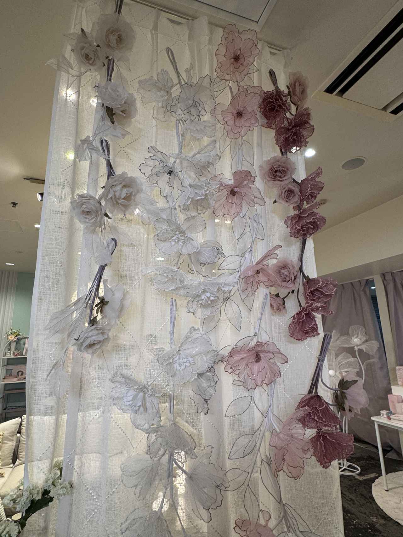 画像: 花々の軽やかさと蝶のきらめきをまとった、春の世界観