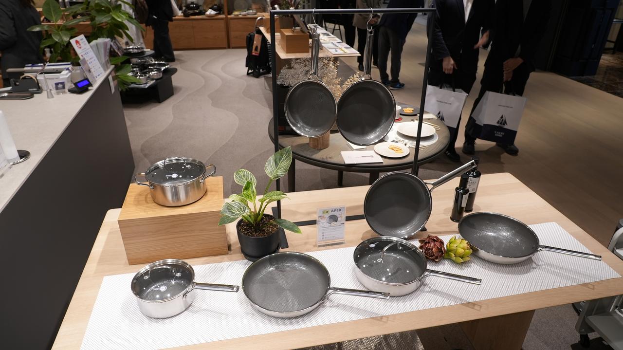 画像: フライパン 20cm：8,800円 フライパン 24cm：11,000円 フライパン 26cm：12,100円 フライパン 28cm：13,200円 ウォックパン 28cm：14,300円 ソースパン 18cm：12,100円 キャセロール 20cm：14,300円 深型フライパン ガラス蓋付き：14,300円 ※税込価格表示