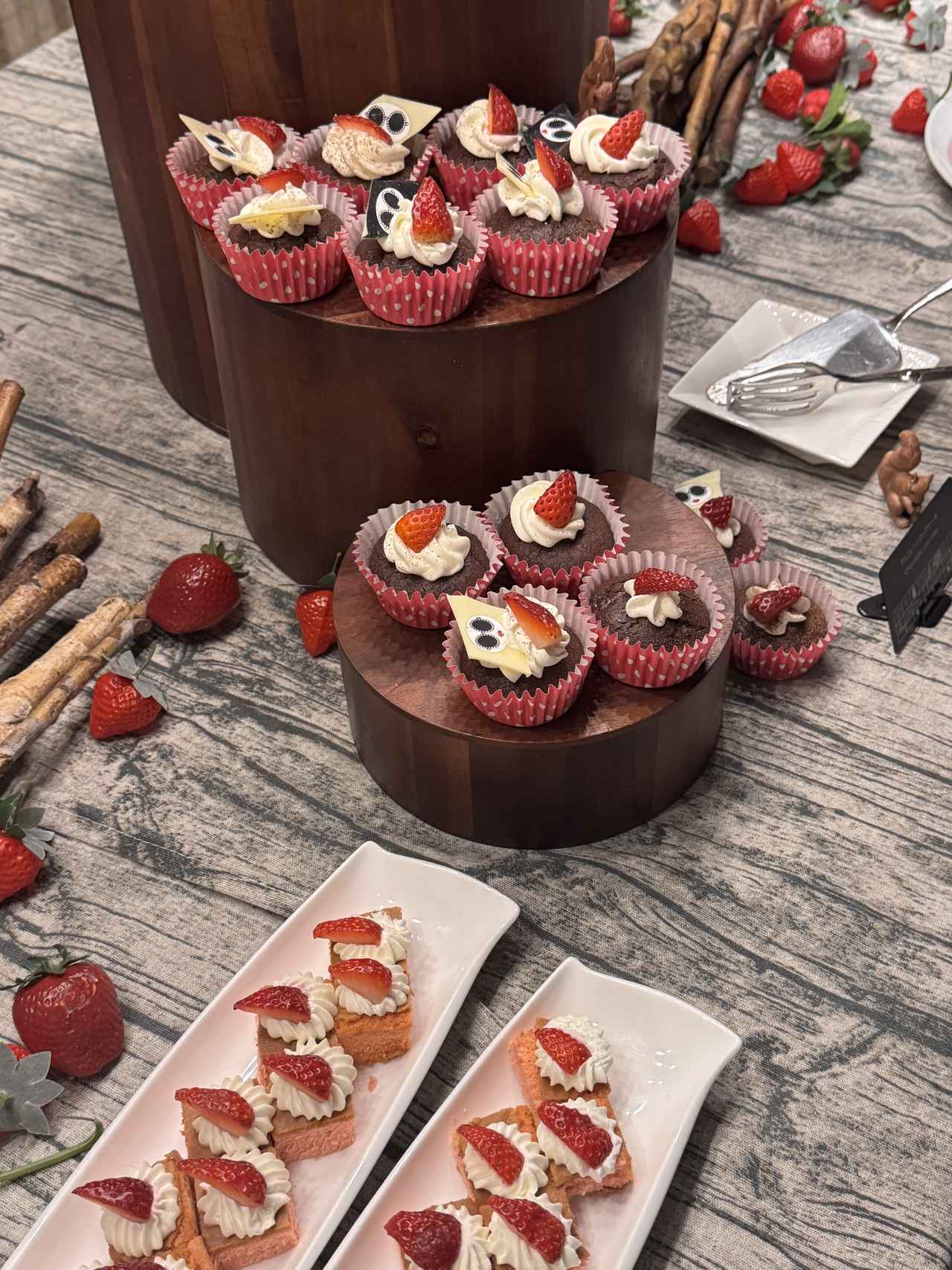 画像1: 10種のストロベリースイーツが並ぶ“スイーツルーム”へ