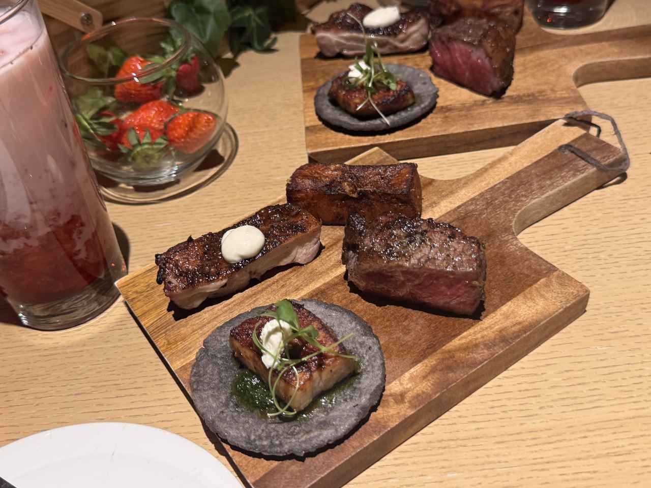 画像: 炎が踊り、煙が香る——メトロポリタングリルの“肉の三重奏”