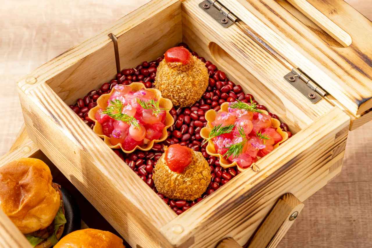 画像: ● スモークサーモンとホースラディッシュクリームのサンドイッチ