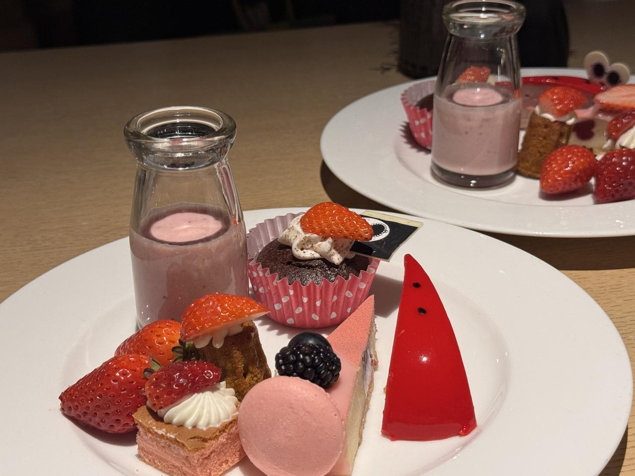 画像2: 10種のストロベリースイーツが並ぶ“スイーツルーム”へ