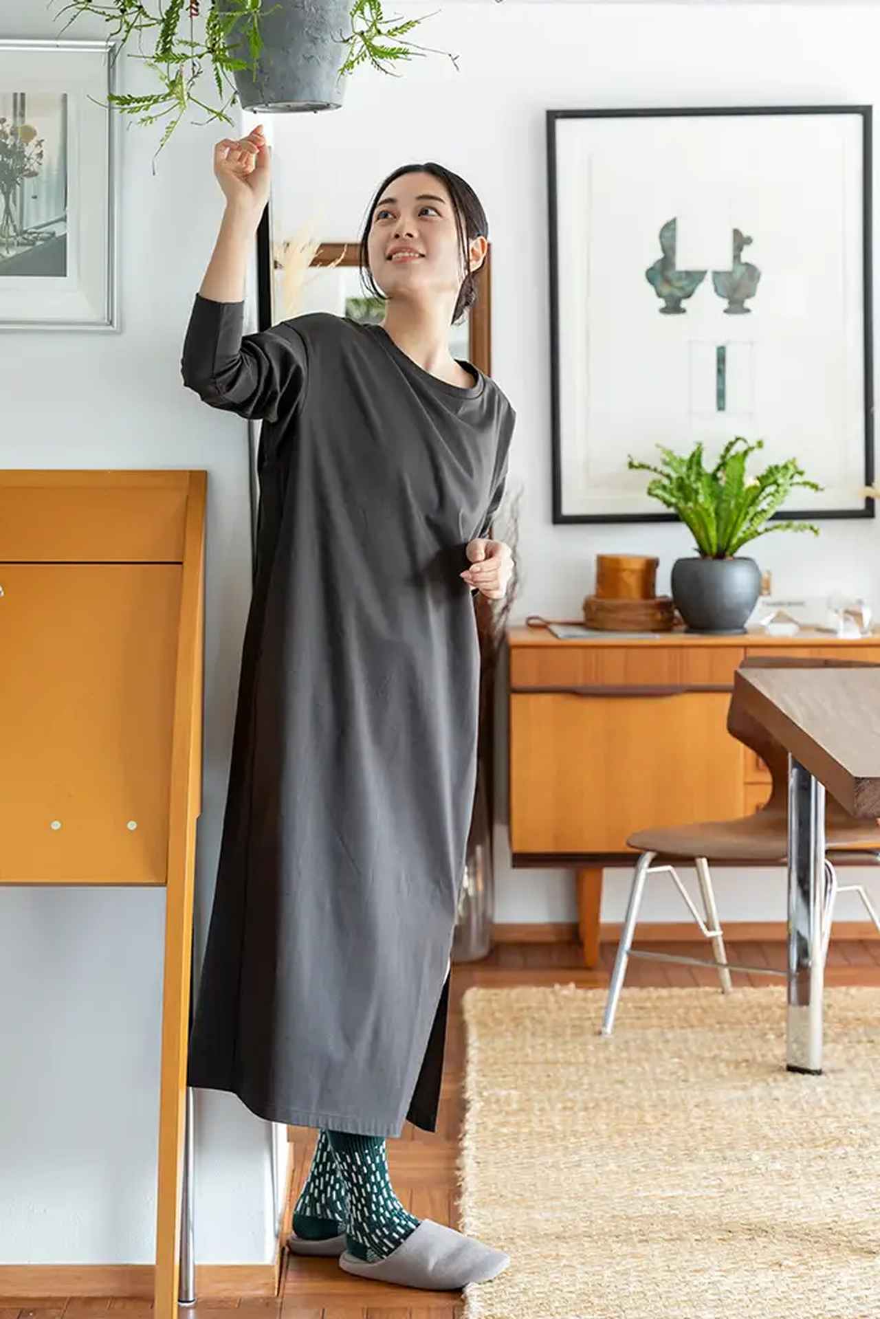 画像: 長袖ブラレスワンピース（プレミアムコットン/リラックス） カラー：2色（チャコール、ベージュ） 価格：16,000円 販売チャネル：no-buECショップ 商品の特徴：綿100％ ※胸パット部分にポリエステルとポリウレタンを使用 表面は綺麗な光沢と肌触り、裏面は微起毛加工を施し吸湿発熱効果があり、綿100%なので静電気も軽減。ゆったりとしたシルエットとシンプルなデザインが着やすい１枚です。