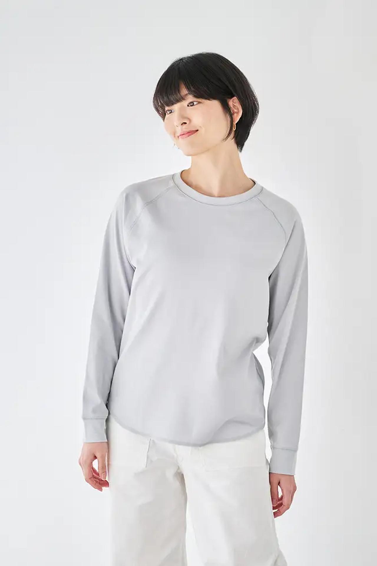 画像: 長袖ブラレスカットソー（イージーケア/フィット） カラー：3色（ライトサックス、トップグレー、ネイビー） 価格：11,000円 販売チャネル：no-buECショップ 商品の特徴：綿70％、ポリエステル30％ ※胸パット部分にポリエステルとポリウレタンを使用 サラっとした肌触りと伸縮性のある綺麗目な素材。 程よいサイズ感で重ね着のインナーとしてもかさばりません。 ベーシックデザインなのでデイリーに活躍します。