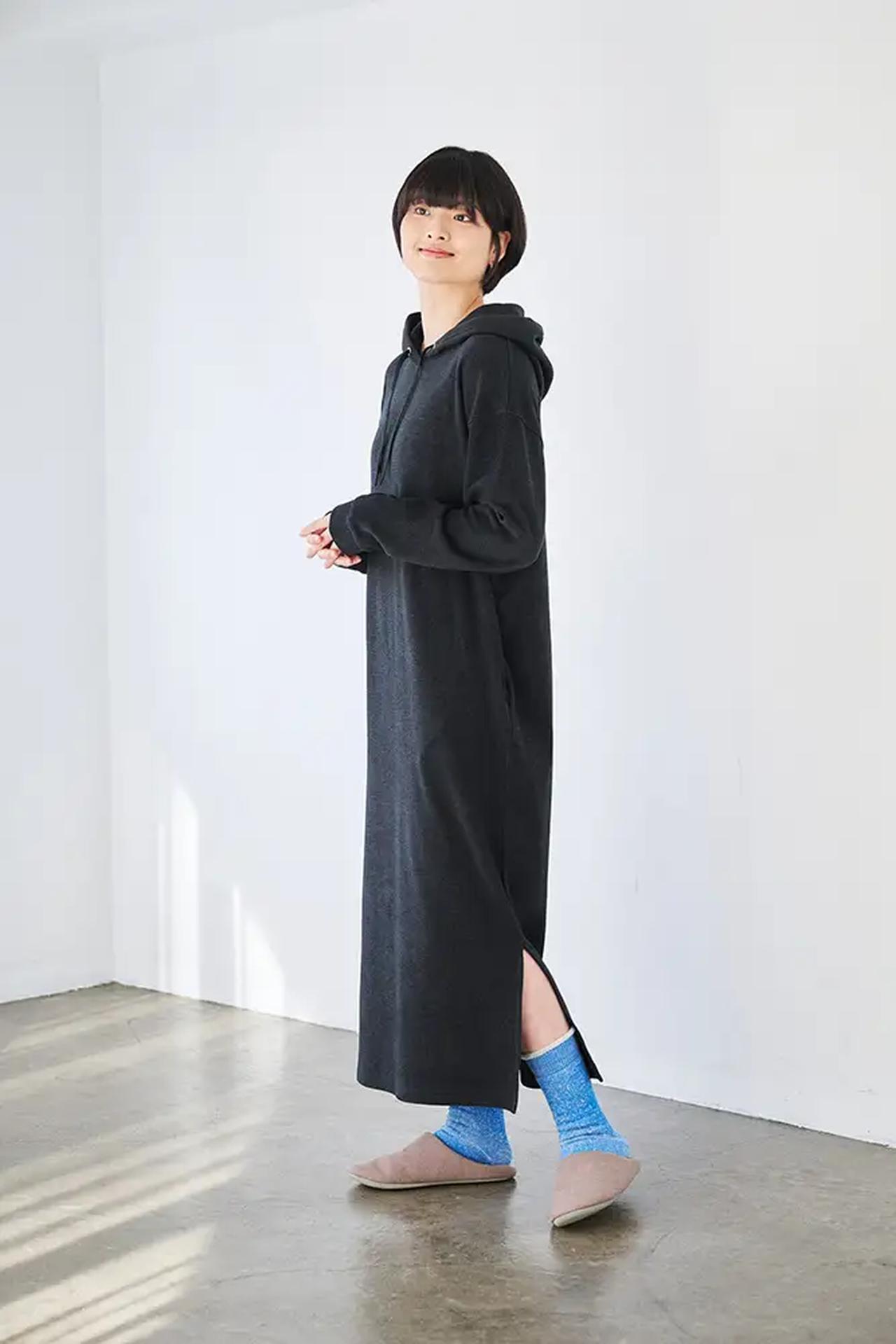 画像: ブラレス・リカバリー（ワンピース） カラー：1色（チャコール） 価格：19,800円 販売チャネル：Makuake 商品の特徴：レーヨン47％、アクリル25％、綿22％、ポリウレタン6％ ※胸パット部分にポリエステルとポリウレタンを使用 一般医療機器。血行促進で疲労を回復。筋肉のハリ緩和、コリ改善。 体調のゆらぎ。体の締め付けなしで過ごしたいときに。サッと着替えて、すぐに疲労を回復したいジム帰りにも最適。