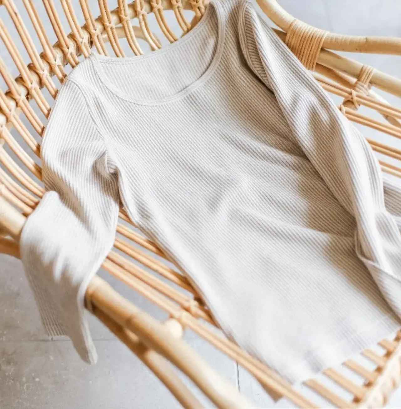 画像: ブラレスウェア専用インナー カラー：1色（スモークベージュ） 価格：9,300円 販売チャネル：Makuake 商品の特徴：綿100％ シアバターを配合したスキンケア保湿加工と、綿100％の天然素材によるやさしい肌触りが特長の、ブラレスウェア専用インナー。ブラより先に肌に触れるアイテムだからこそ、触れた瞬間の心地よさにこだわりました。 ※こちらはブラレスウェアの下に着用する専用インナーのため胸パッドはついていません。