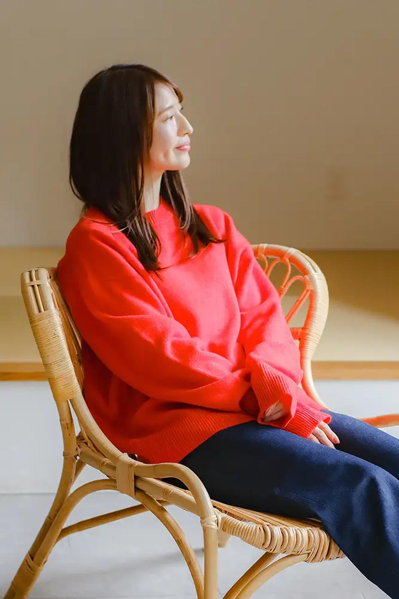 画像: ブラレスセーター カラー：3色（アイボリー、ブラッドオレンジ、ネイビー） 価格：14,000円 販売チャネル：no-buECショップ 商品の特徴：毛95％、カシミヤ5％ ※胸パット部分にポリエステルとポリウレタンを使用 カシミヤの風合いが肌触りの良い上質ニットで、ノーブラでも自然なシルエットを保ちつつ、軽さと暖かさを両立した冬にぴったりのアイテム