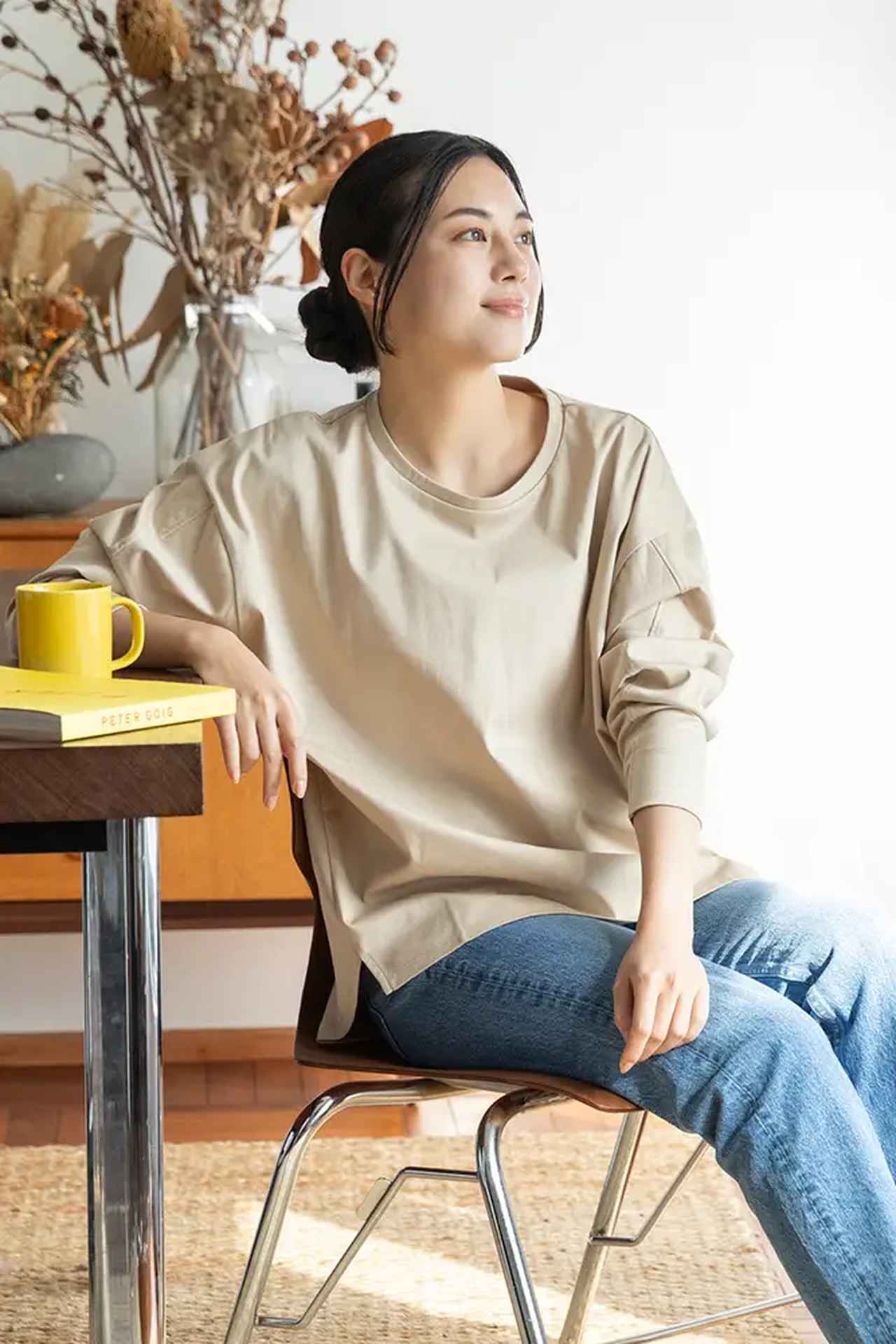 画像: 長袖ブラレスカットソー（プレミアムコットン/リラックス） カラー：3色（チャコール、ベージュ、モーブピンク） 価格：11,000円 販売チャネル：no-buECショップ 商品の特徴：綿100％ ※胸パット部分にポリエステルとポリウレタンを使用 表面は綺麗な光沢と肌触り、裏面は微起毛加工を施し吸湿発熱効果があり、綿100%なので静電気も軽減。袖口は内側をリブにしているので袖の上げ下げがしやすく、ゆったりとしたシルエットで１枚で着こなすことができます。