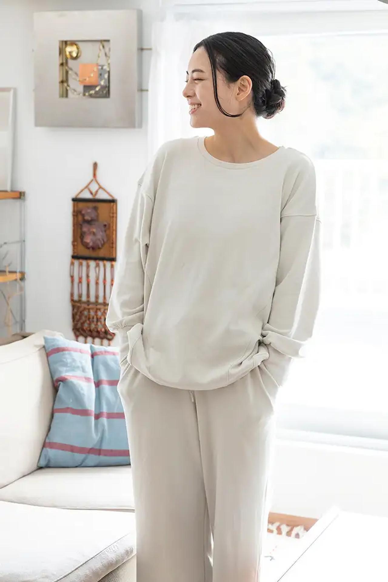 画像: ブラレス・リカバリー（セットアップ） カラー：2色（ライトベージュ、チャコール） 価格：26,300円 販売チャネル：Makuake 商品の特徴：レーヨン47％、アクリル25％、綿22％、ポリウレタン6％ ※胸パット部分にポリエステルとポリウレタンを使用 一般医療機器。血行促進で疲労を回復。筋肉のハリ緩和、コリ改善。 ”ノーブラ”で着れるリカバリーウェアとして、普段着に自然に馴染むデザインとなっているため、日常のさまざまなシーンで活躍。くつろぎタイムの急なピンポンや、詰めて仕事をするリモートワーの日。