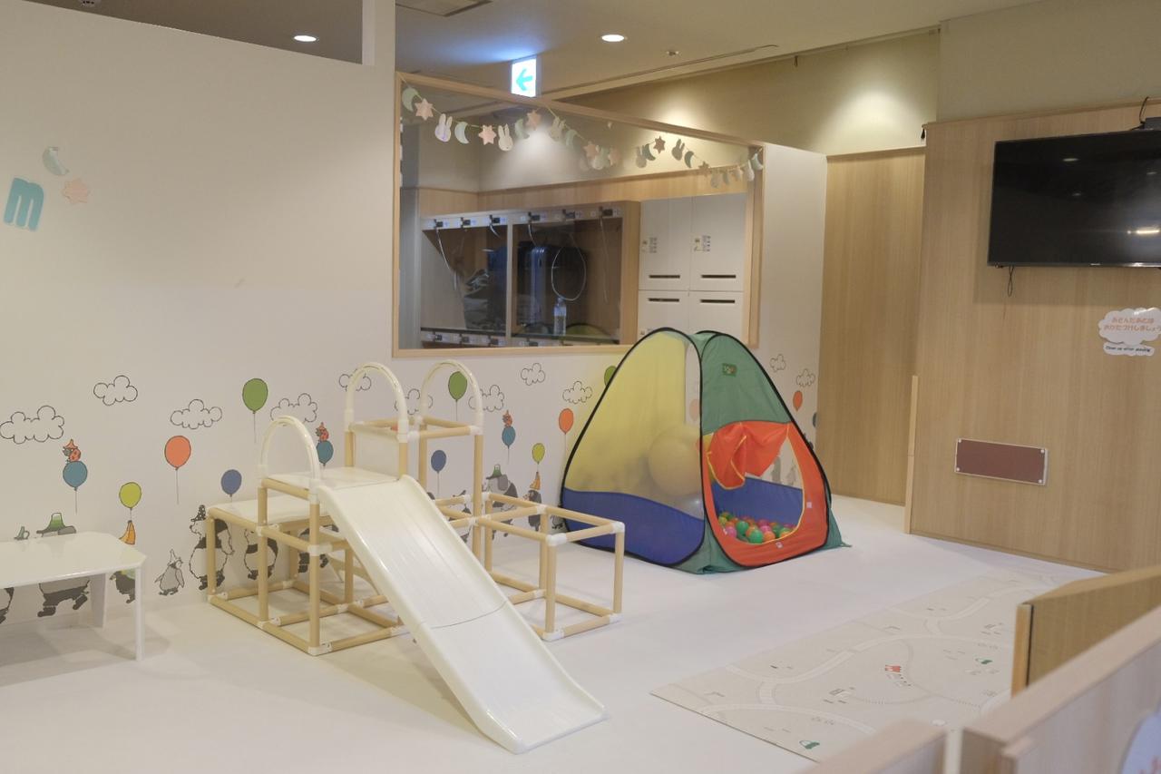 画像: 大型テレビに滑り台、知育玩具などが利用可能なキッズスペース