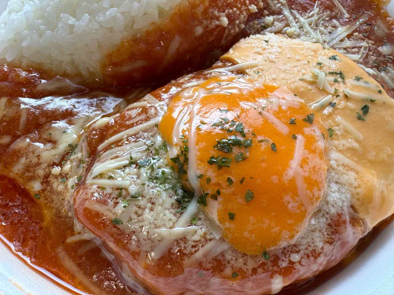 画像1: ガーリック香る背徳感！「とろ〜りチーズと卵黄ソースのトマトハンバーグ弁当」