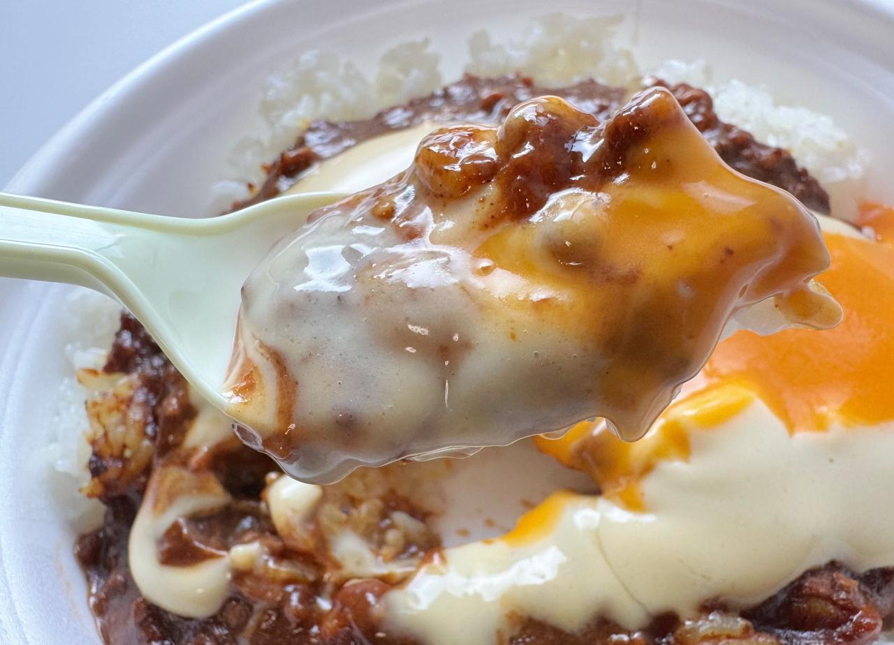 画像2: スパイス×チーズが沼る美味しさ！「MOKUBAZA監修 　とろ〜っと卵黄ソースとチーズソースのキーマカレー」