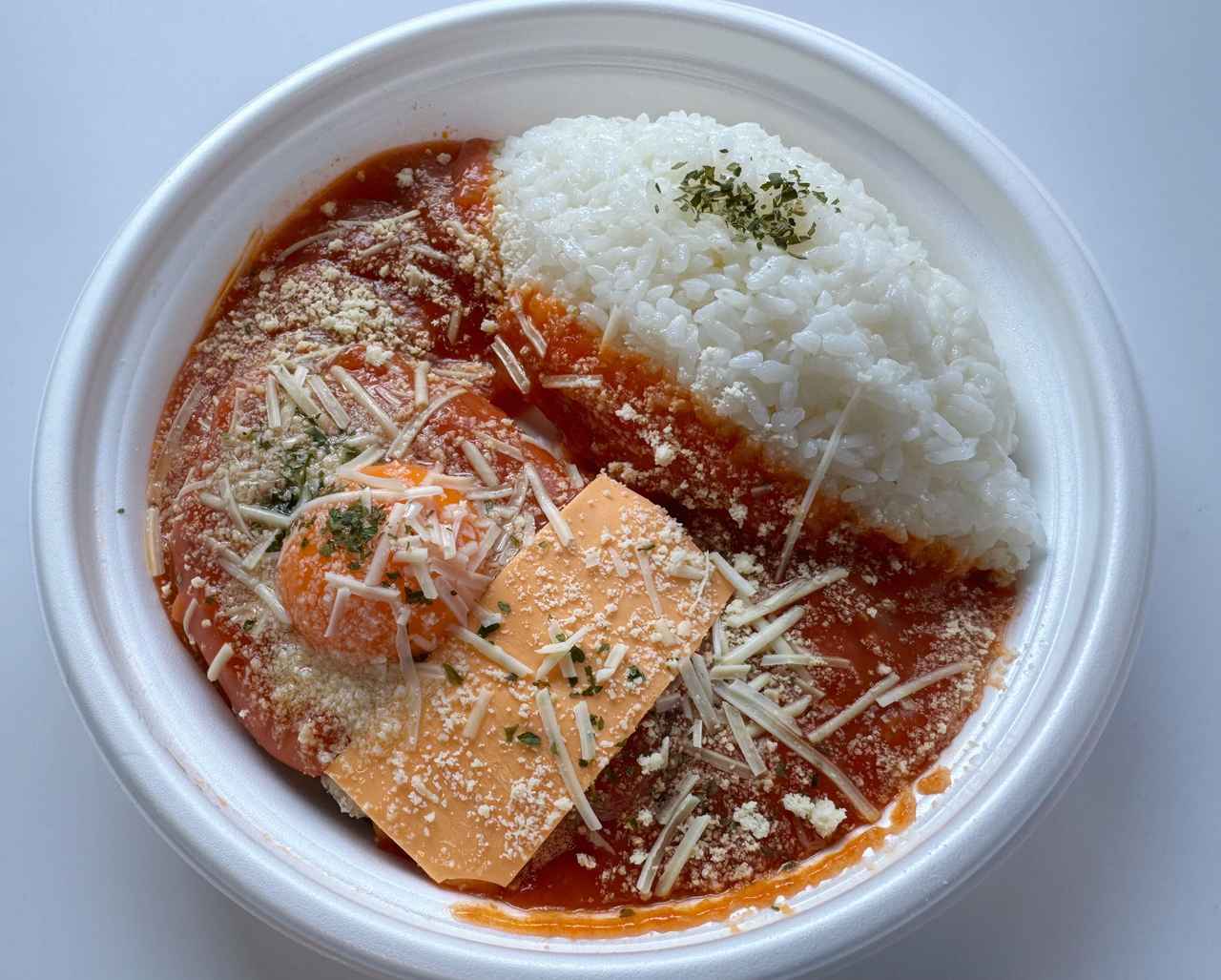 画像: とろ〜りチーズと卵黄ソースのトマトハンバーグ弁当　698円