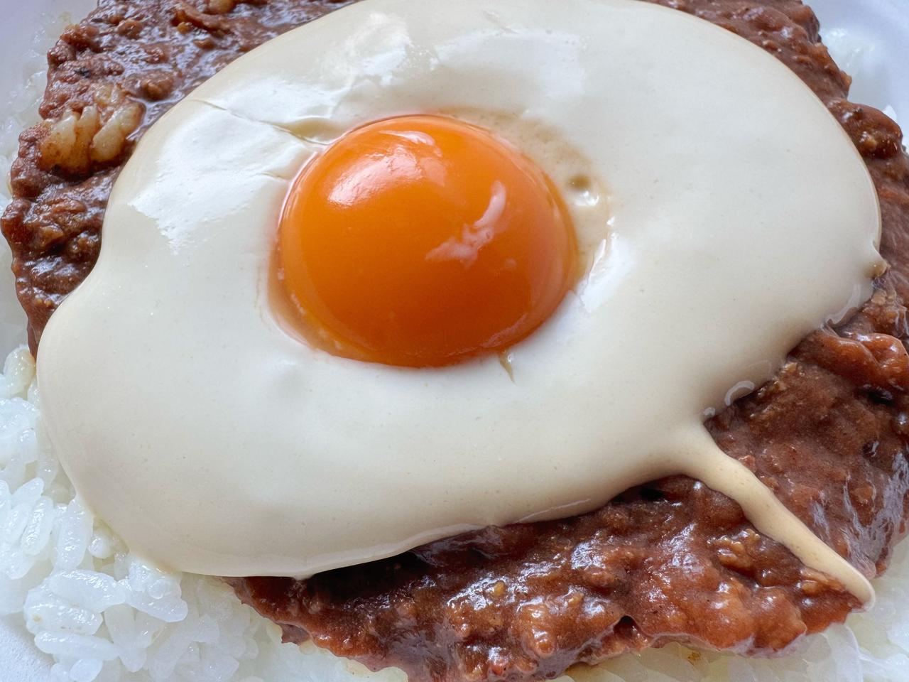 画像1: スパイス×チーズが沼る美味しさ！「MOKUBAZA監修 　とろ〜っと卵黄ソースとチーズソースのキーマカレー」