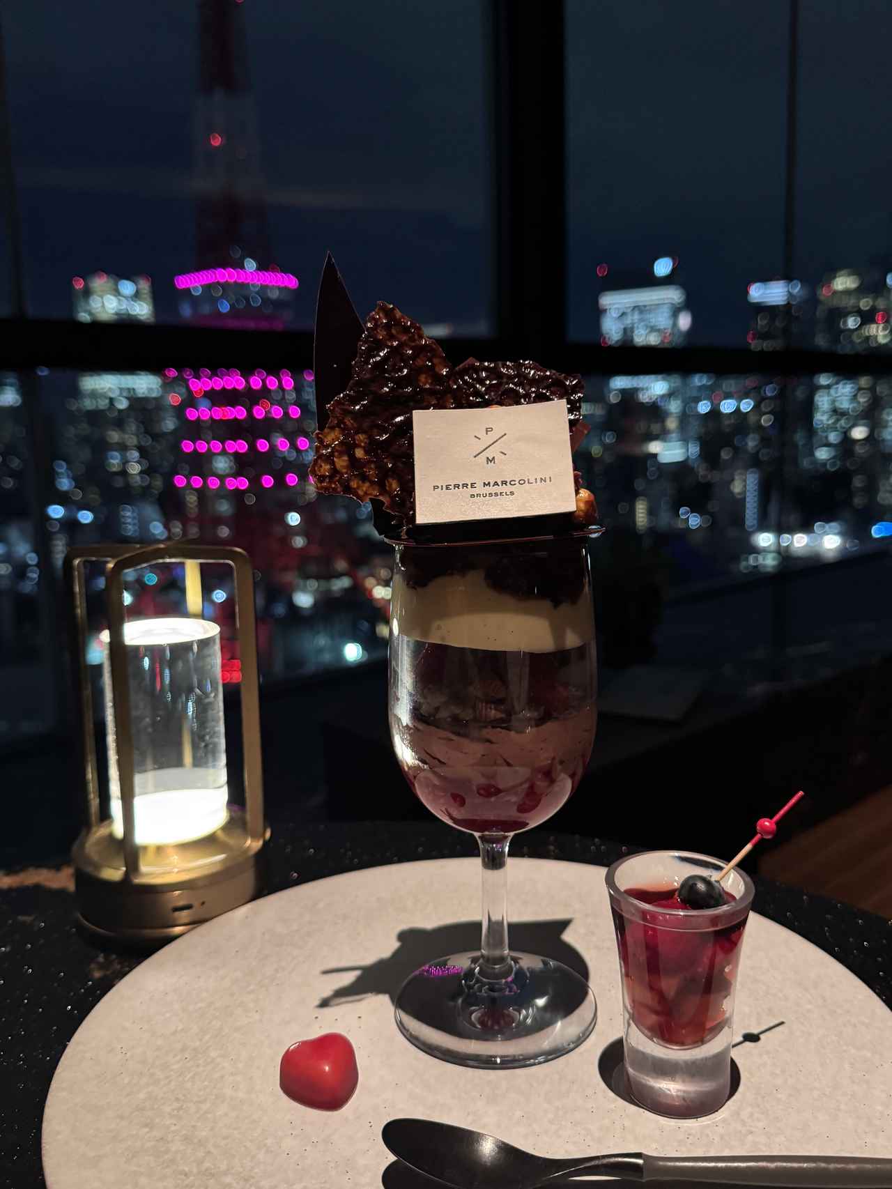 画像: 冬の澄んだ夜景に寄り添う、ショコラの深い余韻